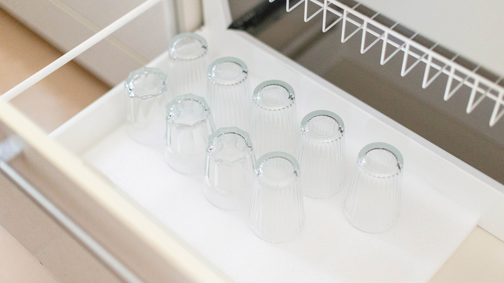 ・【キッチン】コップ等の食器類も人数分ご用意しております