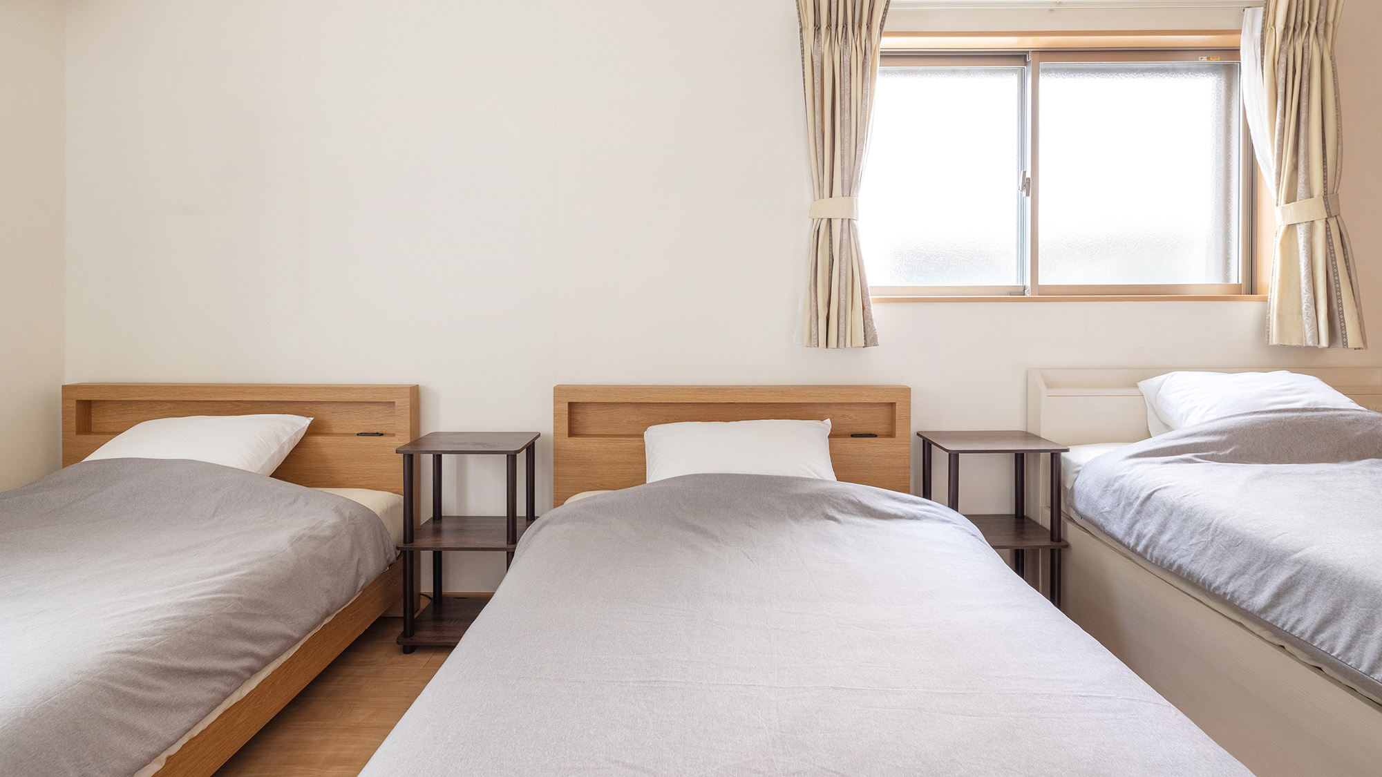 ・【トリプルルーム】全てのベッドフレームに枕元コンセントを備えております