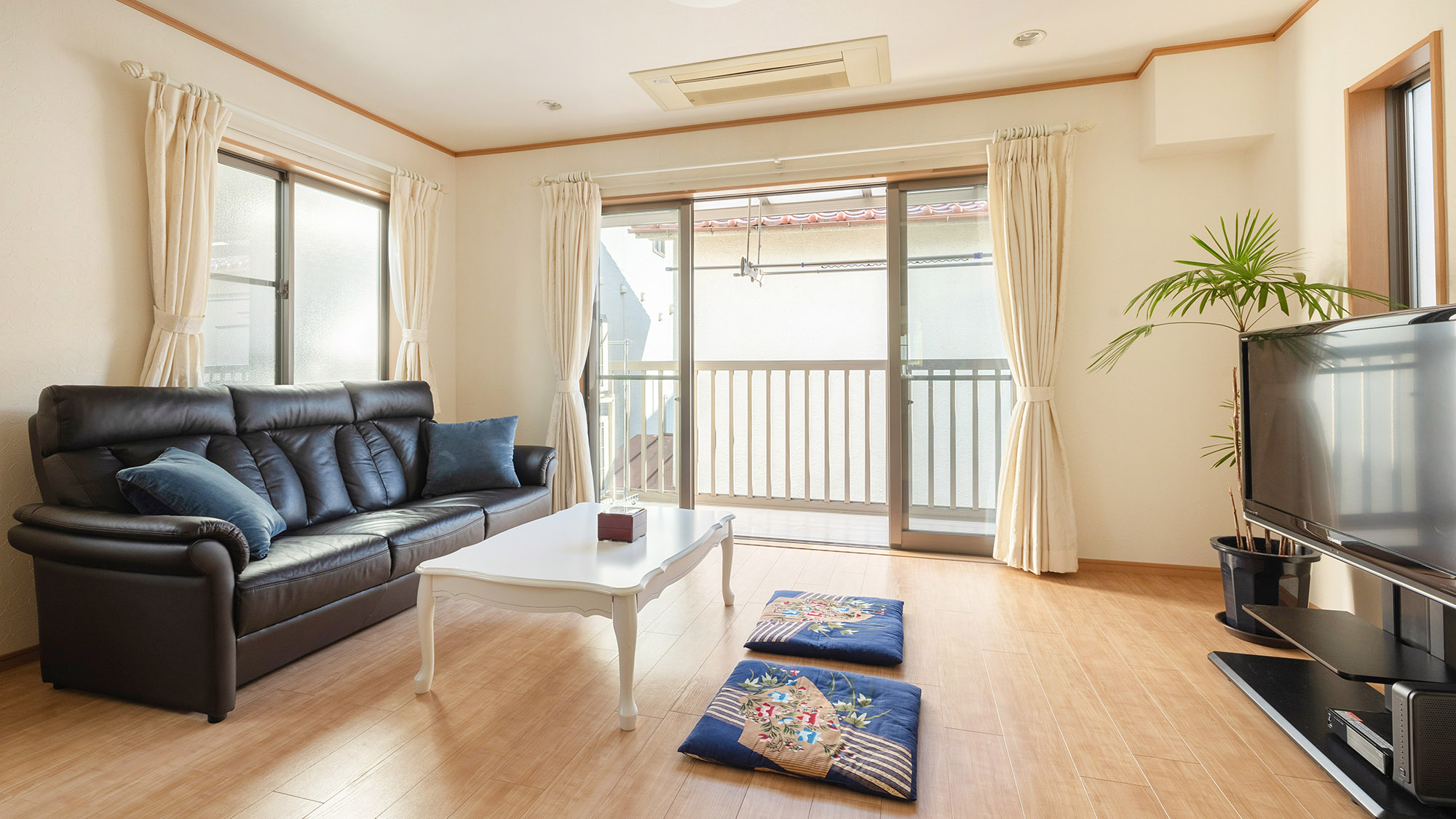 ・【リビング】テレビを見ながらソファでのんびり。我が家のようにリラックスできます