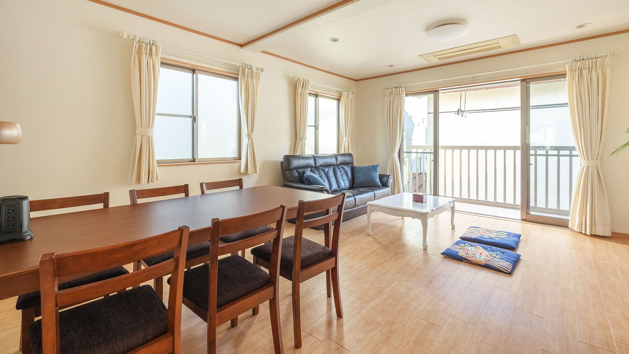 ・【リビング】窓が多く、温かい光が差し込む気持ちの良いお部屋です