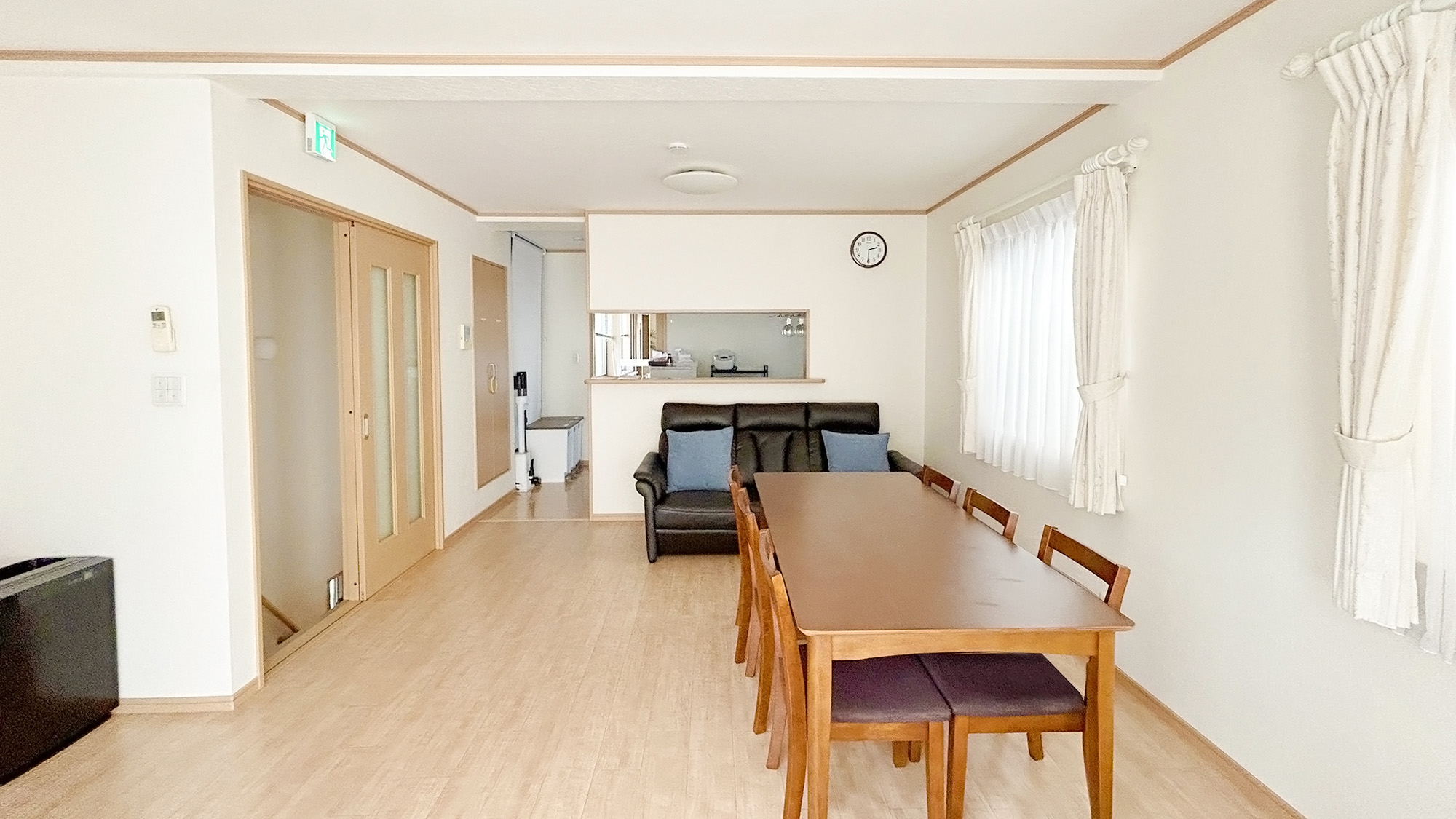 ・【リビング】目の前に1Fへ降りられる階段がございます