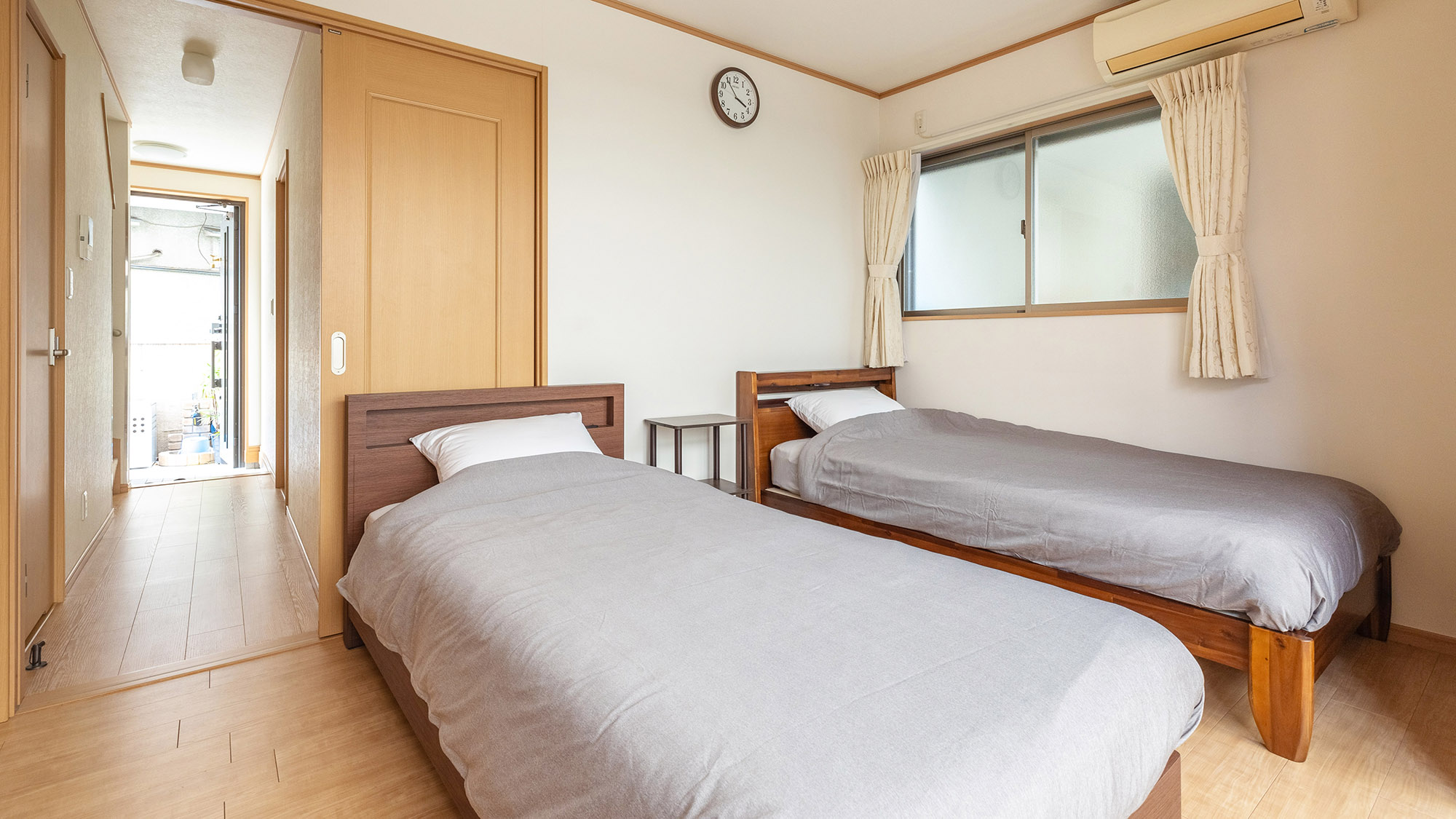 ・【ツインルーム】シングルベッド2台のお部屋。コンパクトな寝室です