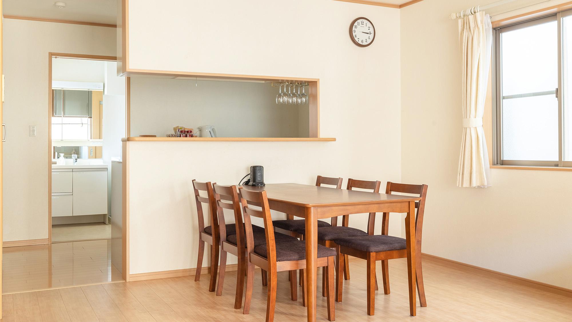 ・【ダイニング】広いダイニングで、みんなで一緒にお食事可能です