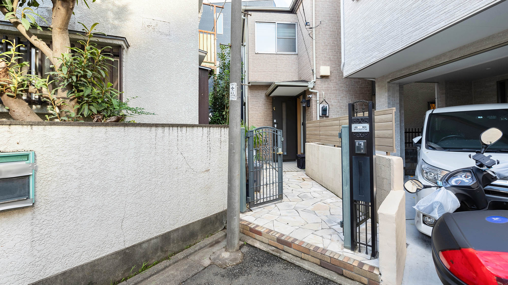 ・【外観】池袋からほど近いエリア、2SLDKの2階建て一軒家です