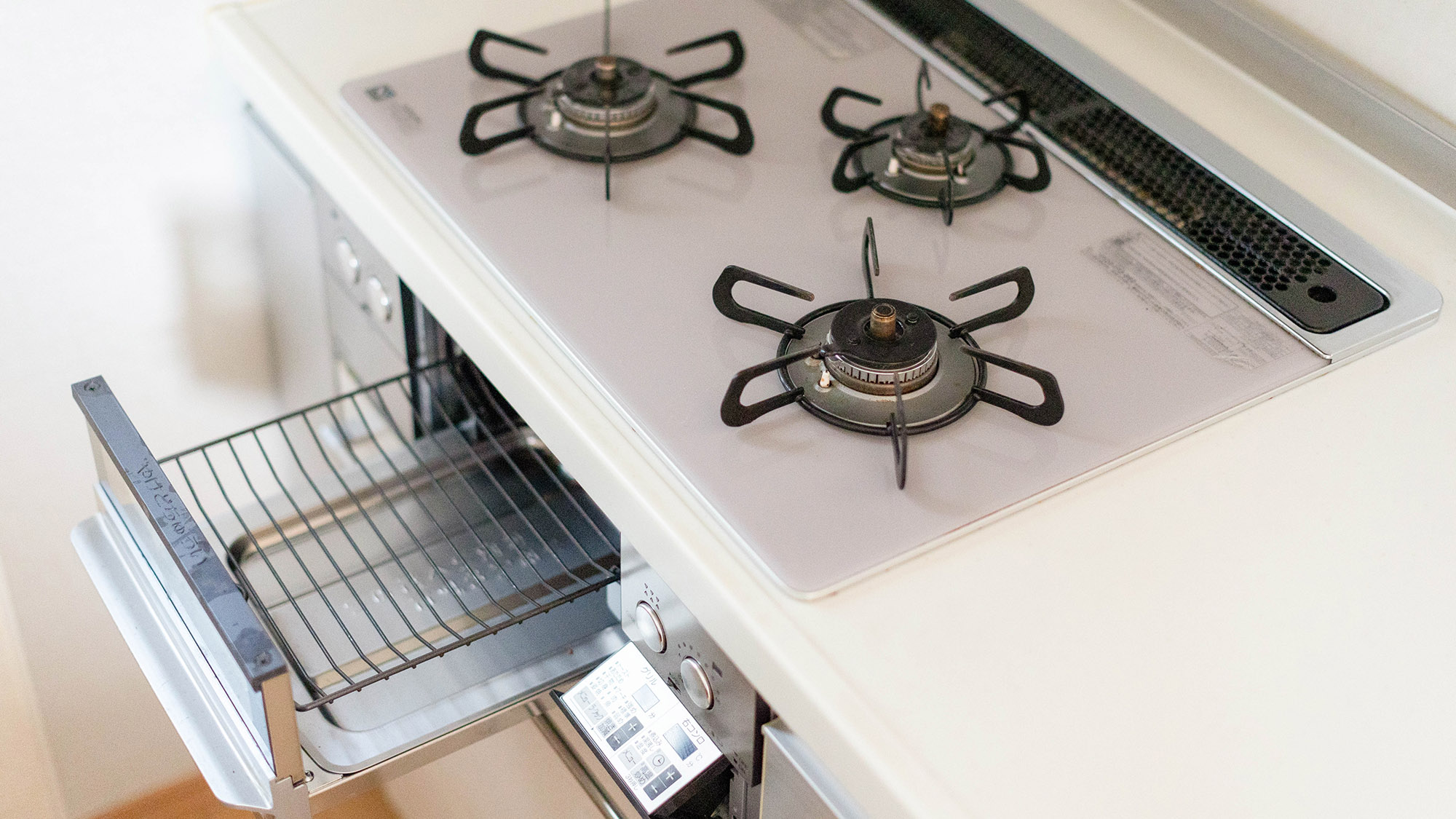 ・【キッチン】3口のガスコンロ。魚焼きグリル付で本格的な調理も可能です