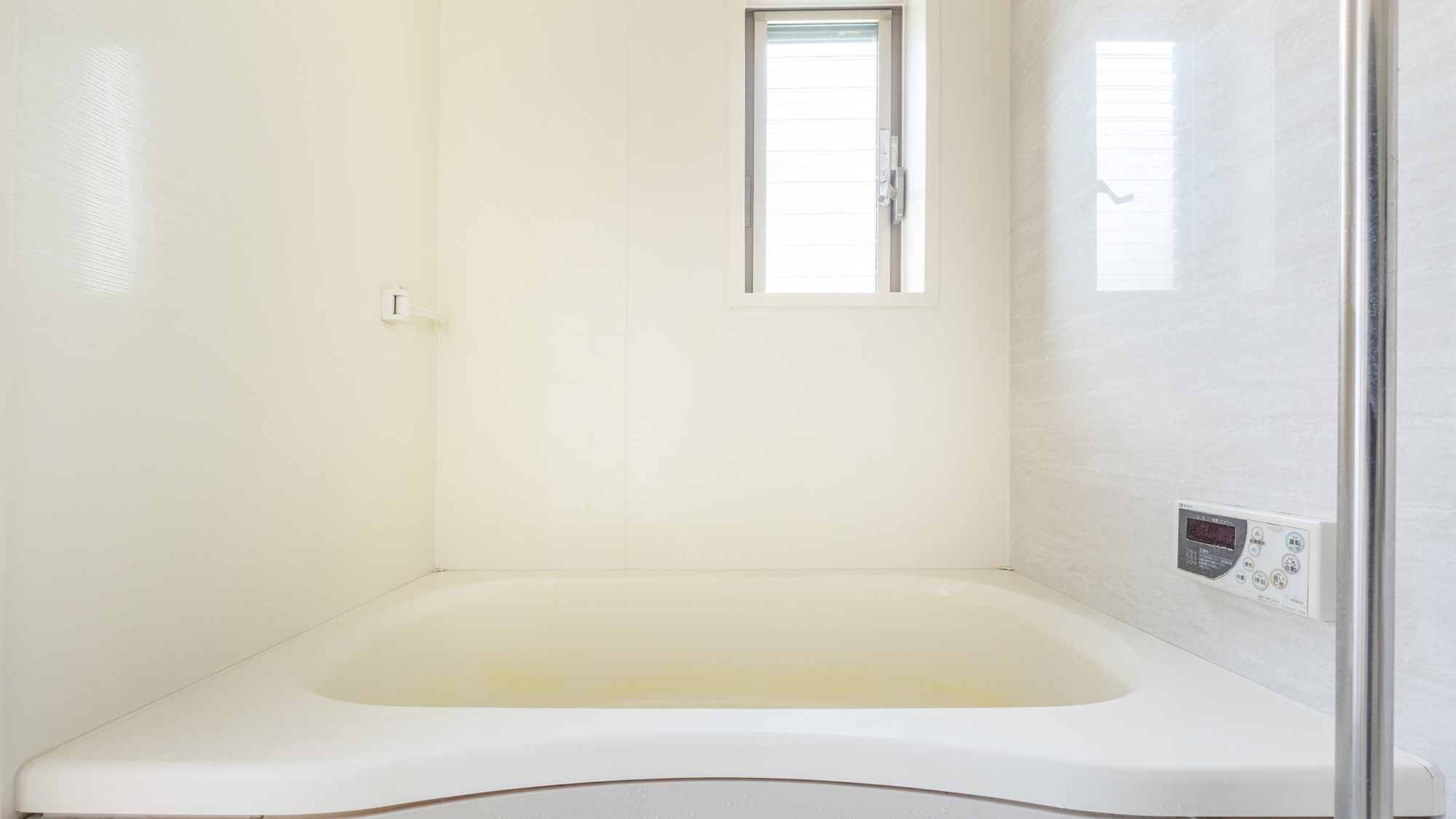 ・【バスルーム】窓付きで快適な室内。追い焚き機能もあり便利です