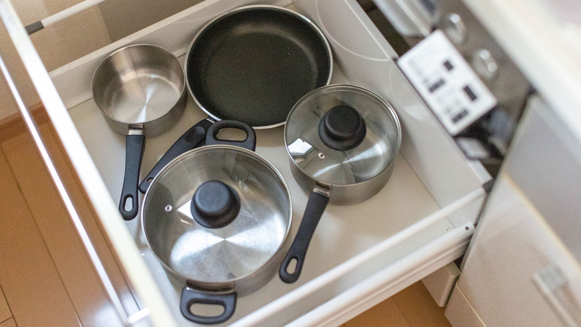 ・【キッチン】お鍋やフライパン等は、ガスコンロ下の引き出しに収納できます