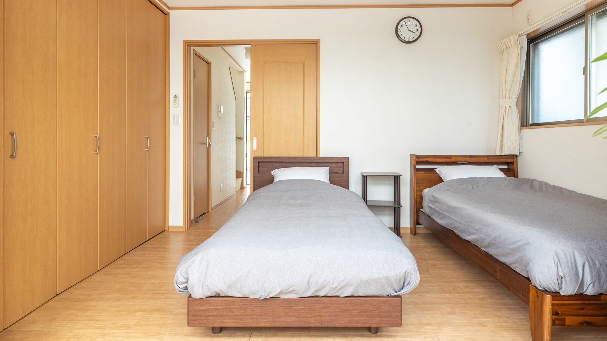 ・【ツインルーム】サンルームが目の前にあるので、明るい日差しが差し込みます