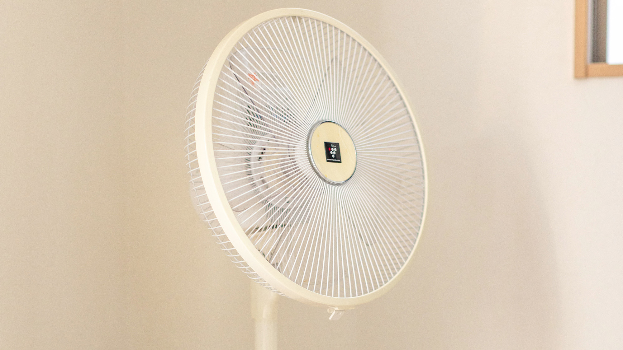 ・【客室備品】扇風機をご用意。やさしい風で心地よくお過ごしいただけます