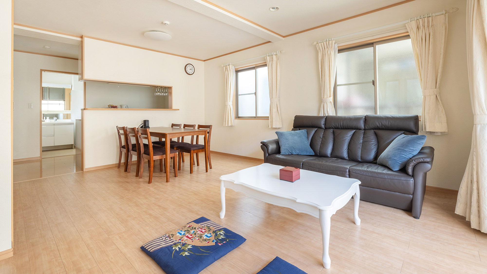 ・【リビング】最大8名様までご宿泊可能！広々とした空間でゆったりお寛ぎください