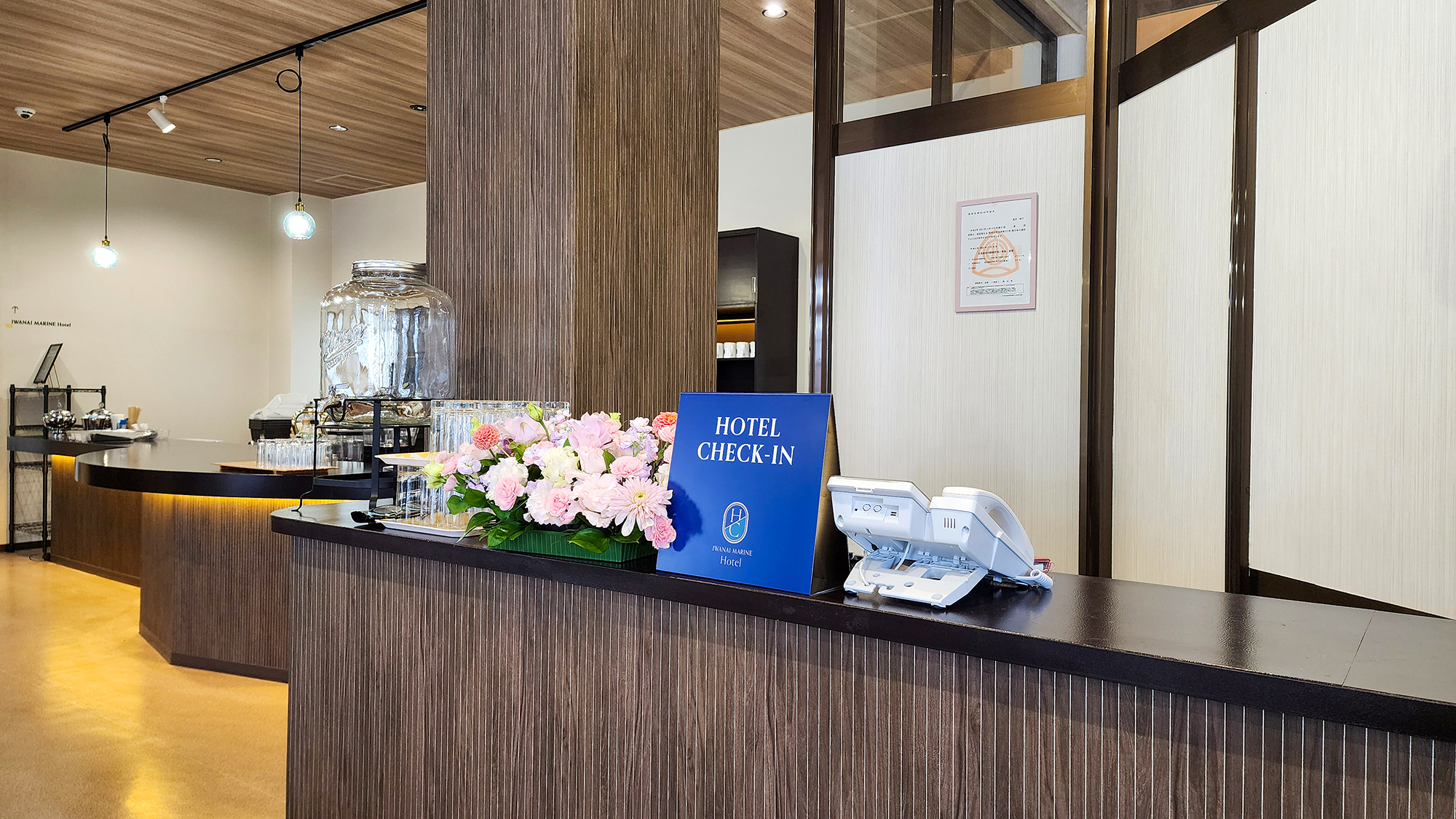 ホテルのフロントはマリンカフェになります。