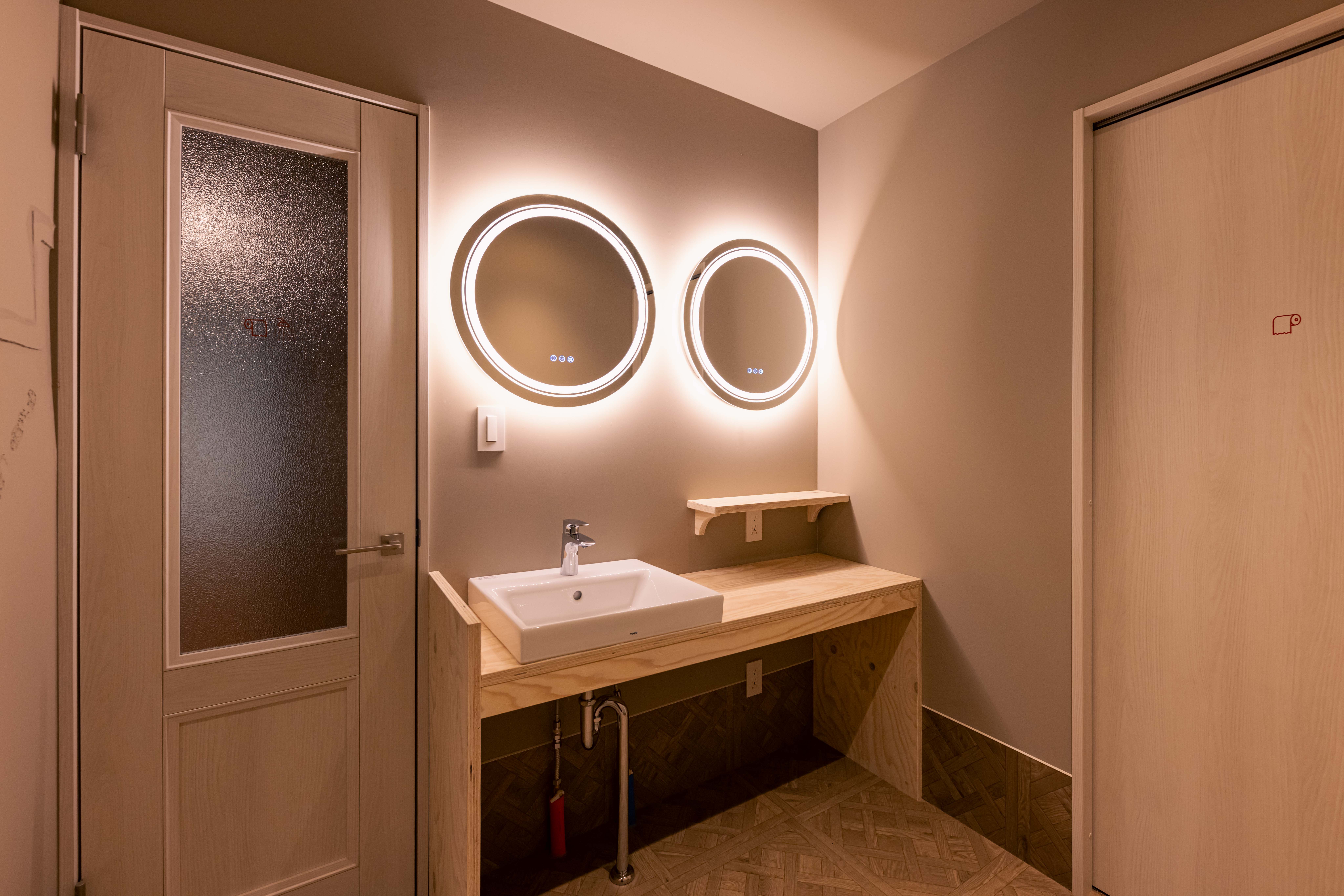 女性専用エリアにも、シャワーやパウダールーム、お手洗い完備。ドライヤー、ヘアアイロンもあります。