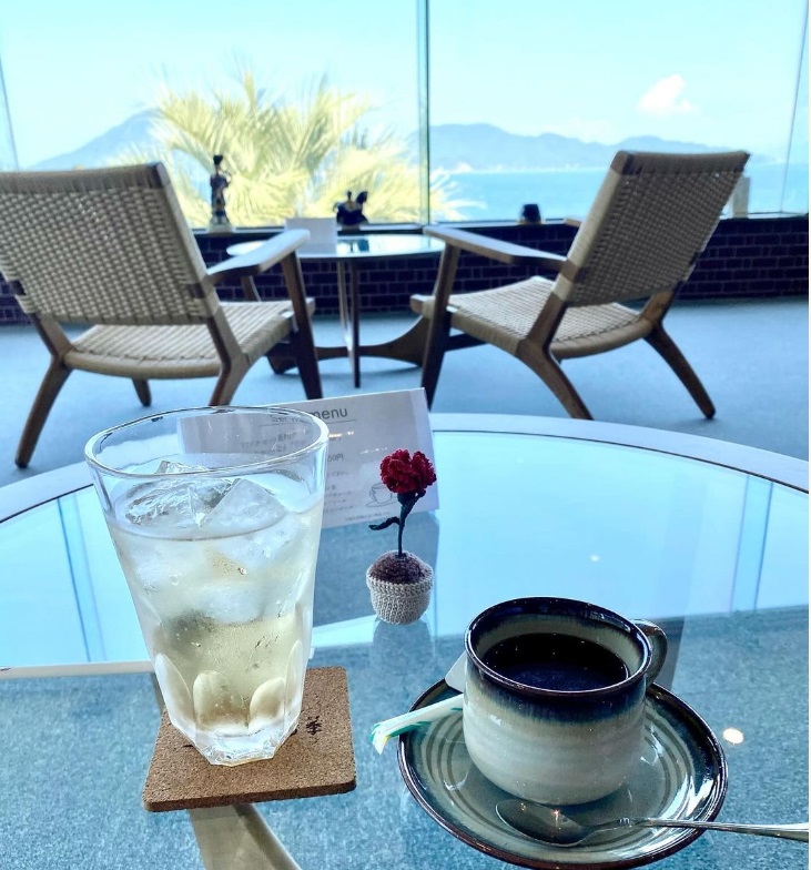 【海の見える展望ラウンジ】海一望の絶景ポイントでウェルカムドリンクをどうぞ