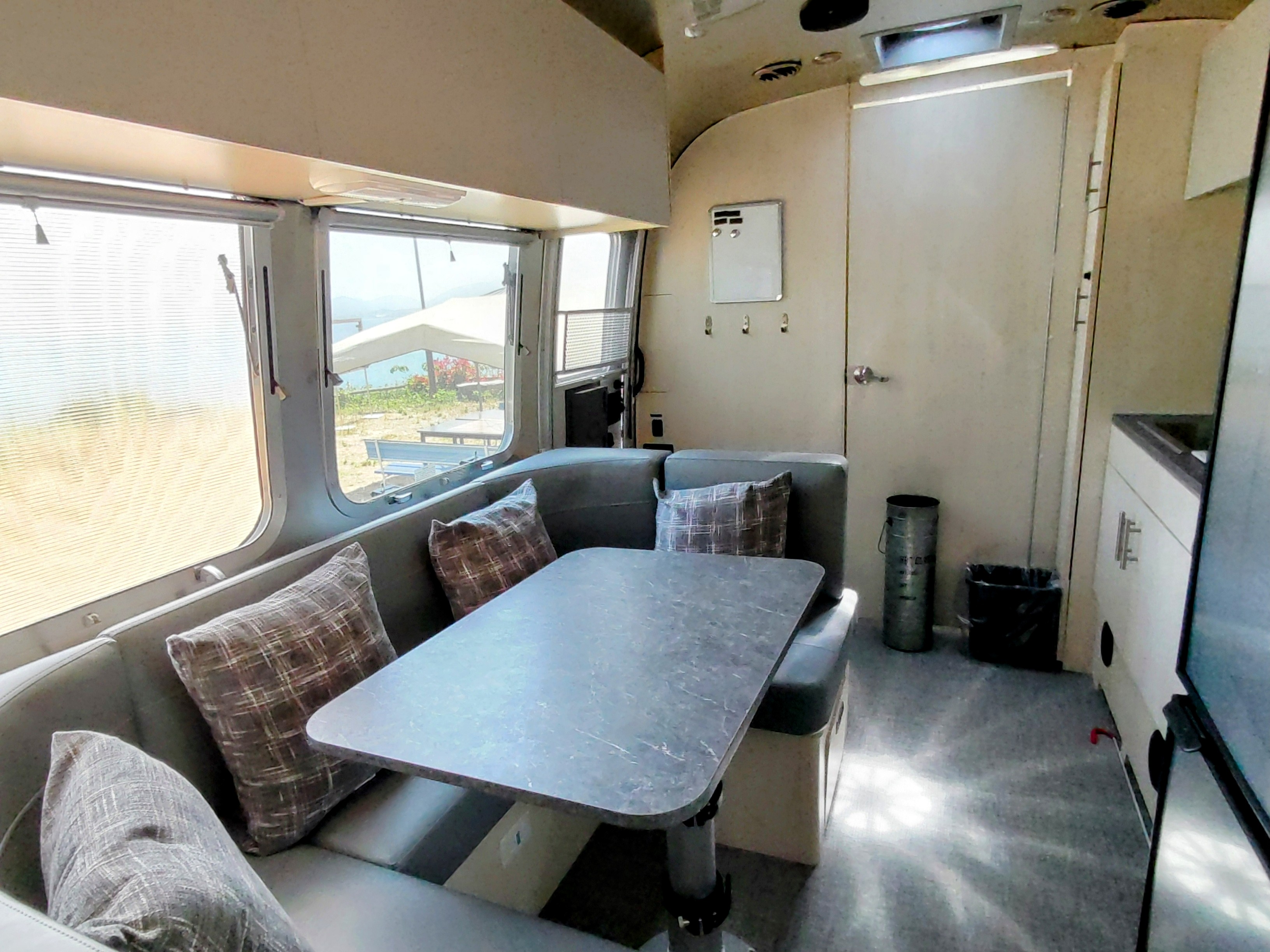 【トレーラールーム】テーブルソファーはまるでラウンジ。目の前には海が。