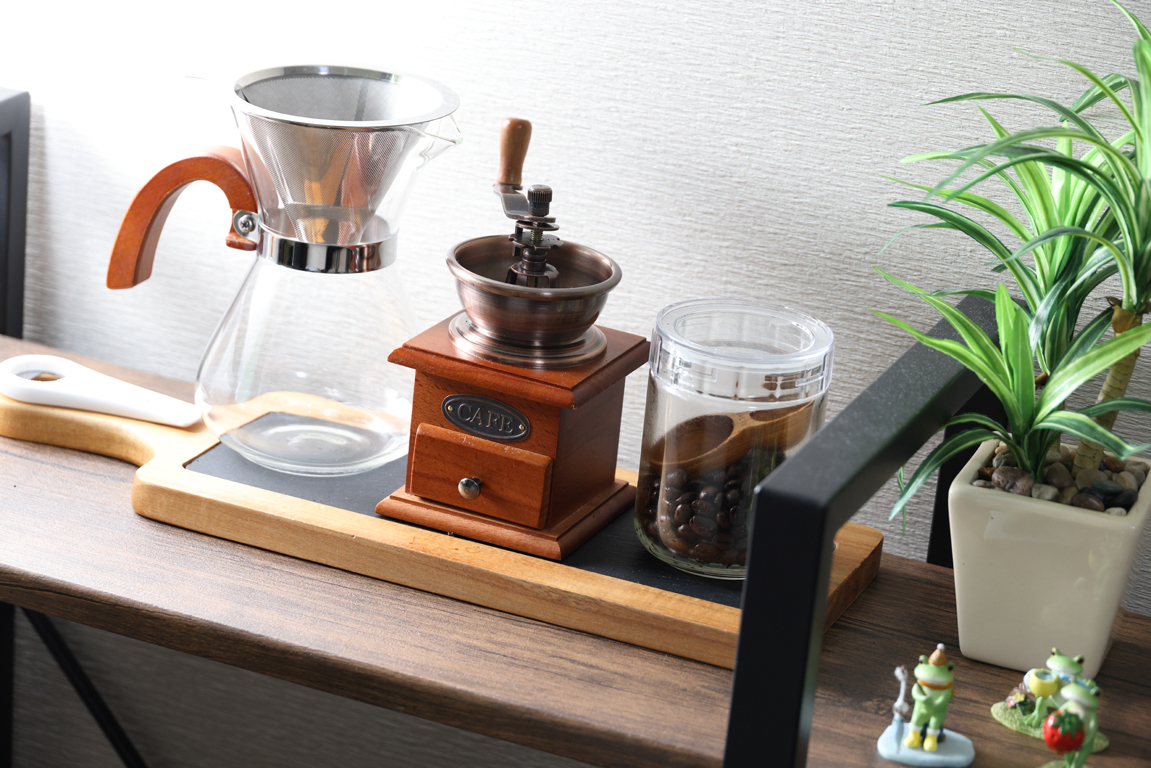 【悠久の季オーシャンスイート】特別なコーヒーミルを設置しています。海を眺めながら至福のひとときを。