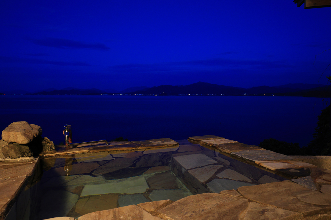 【サザエの湯／オーシャンビュー貸切展望露天風呂】贅沢なかけ流し温泉でゆったり夢心地。夜景や星空も格別