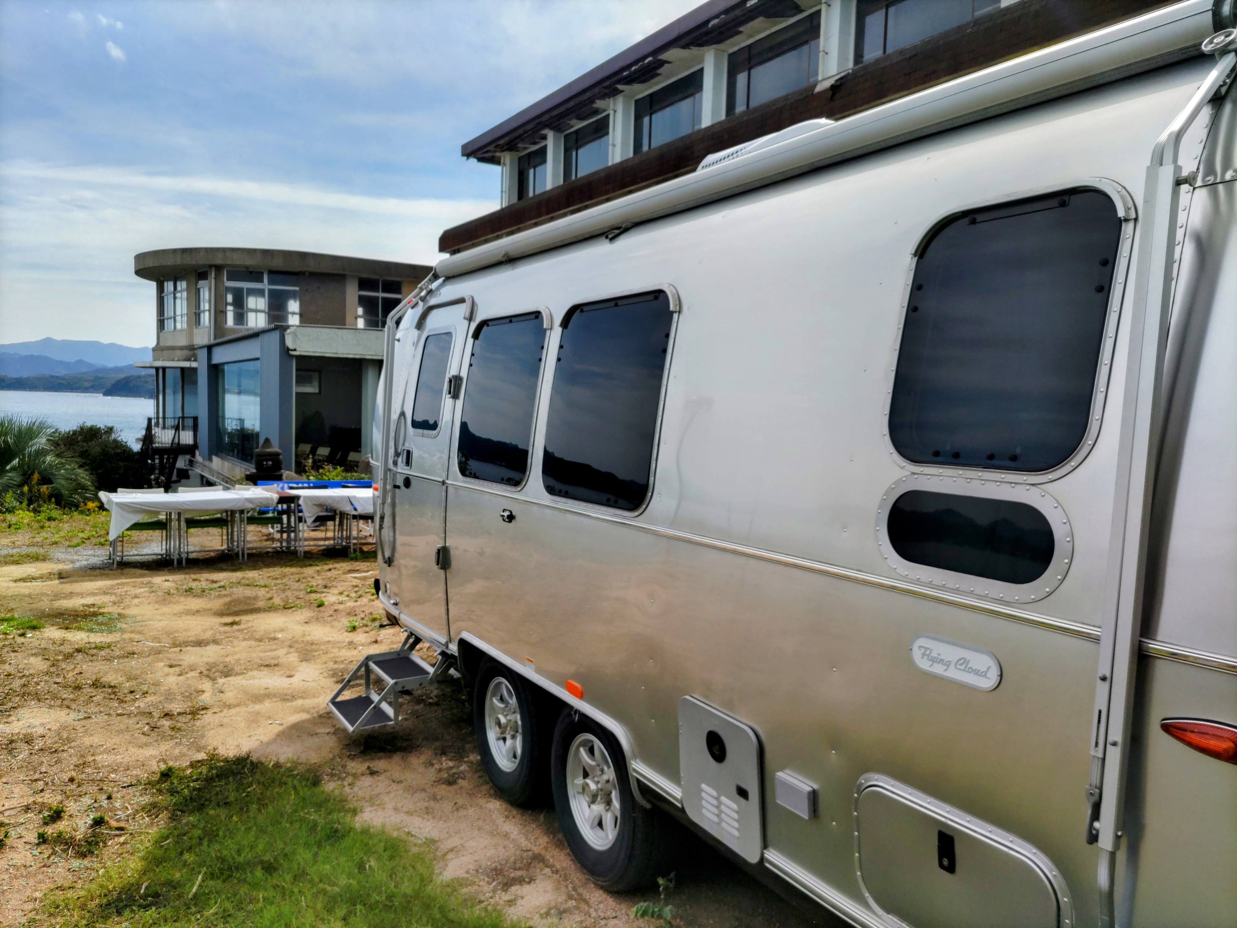 【トレーラールーム】オーシャンビューの絶景ポイントに設置いたしました。