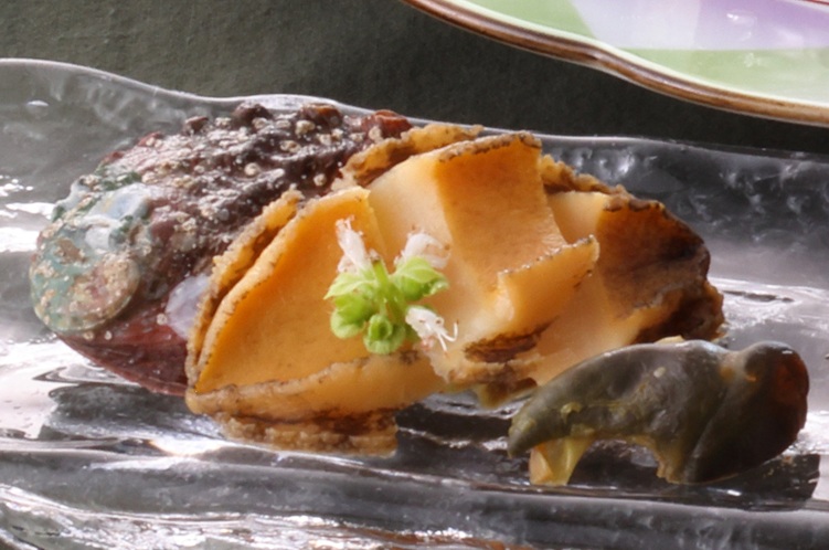 【ご夕食一例】地元アワビの白ワイン蒸し