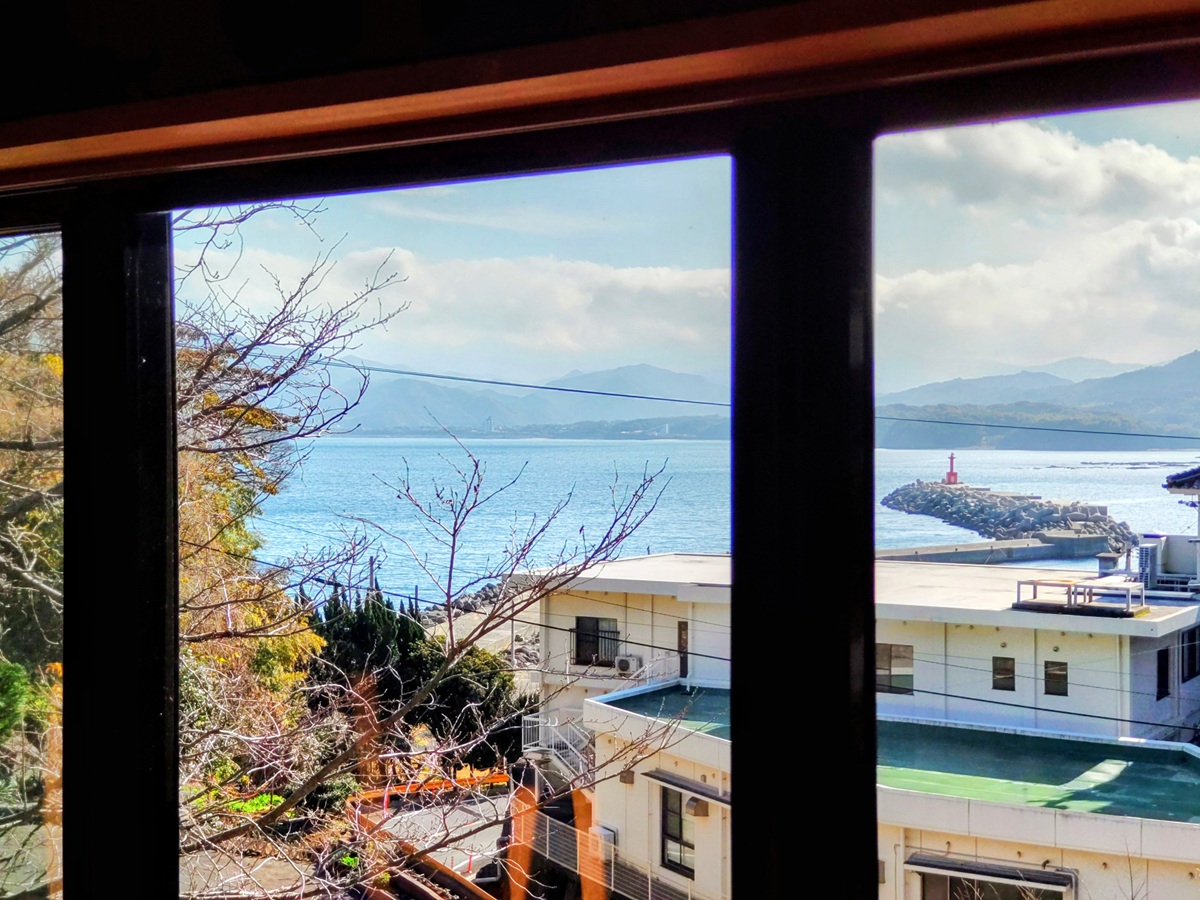 【グループルーム・別邸きわど庵】《ほしあかり》窓から黄波戸漁港が望めます