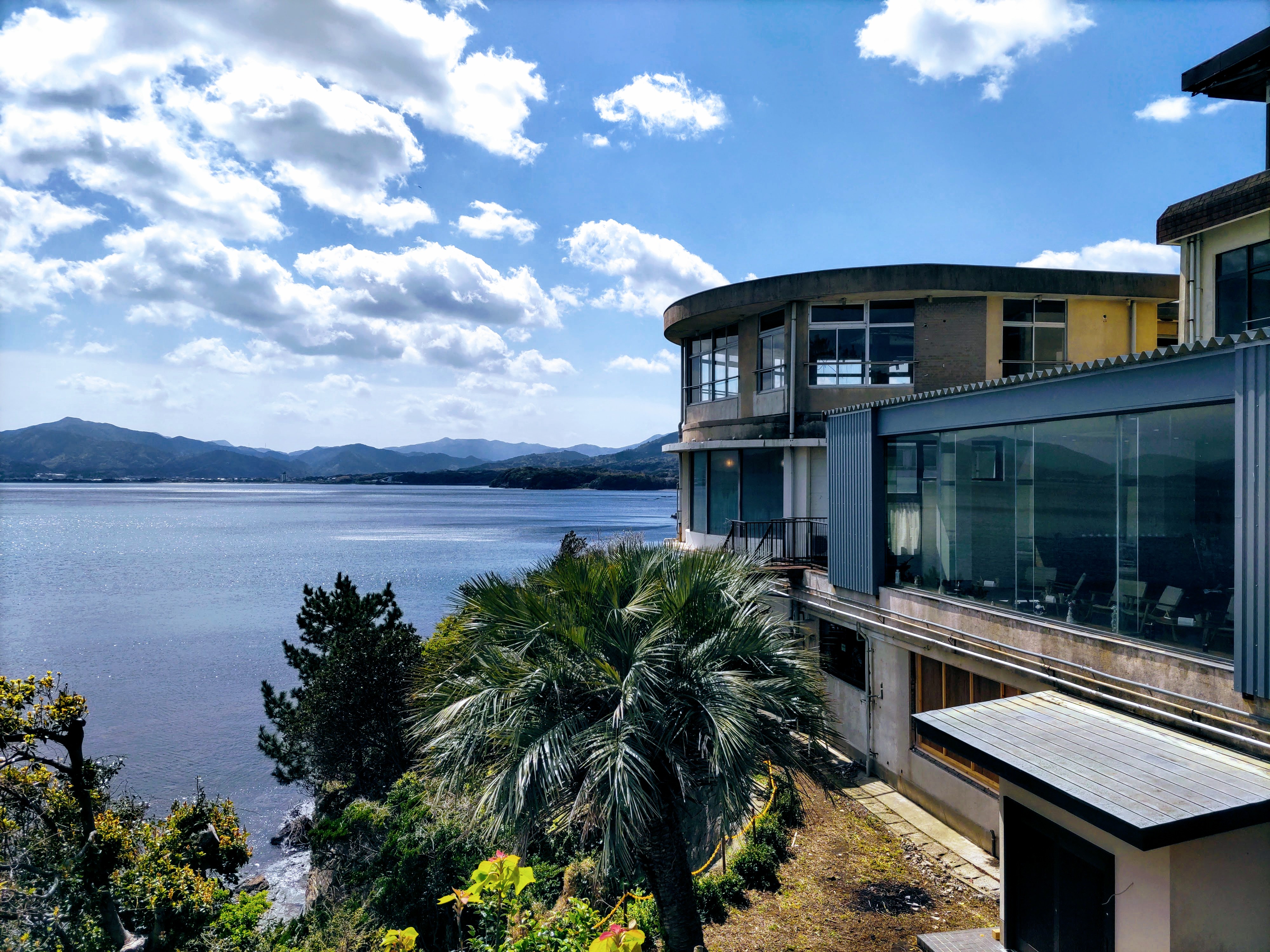 【外観】海側から見たホテル外観です。深川湾の絶景が見られます。