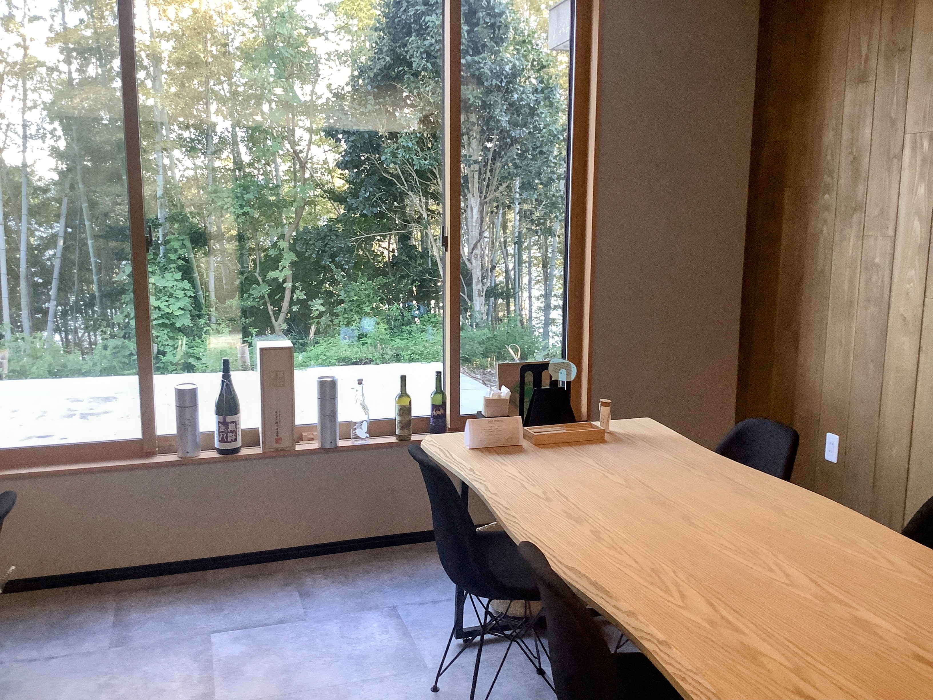 【旬菜料理きなみ】海の見えるレストランです。料理とともに、海の眺めと余韻をお楽しみください。