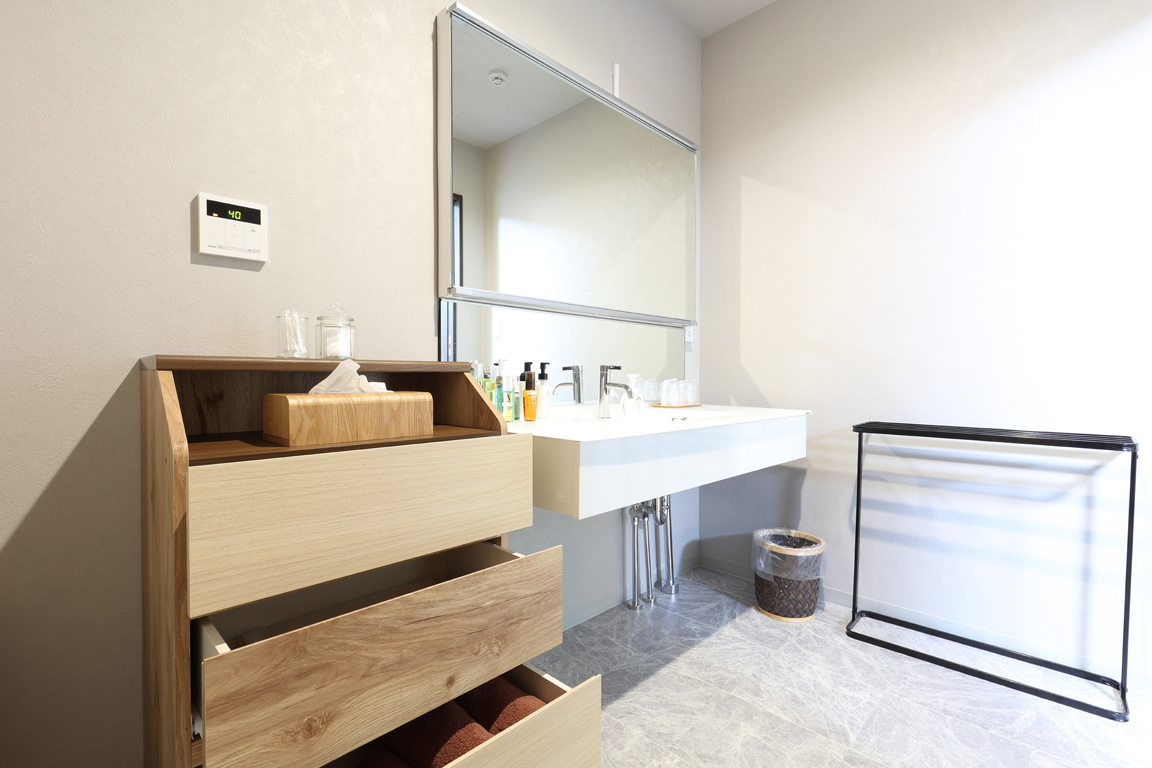 【悠久の季オーシャンスイート】バスルームへと続く脱衣所には、特設の鏡や洗面台、収納を備えています。