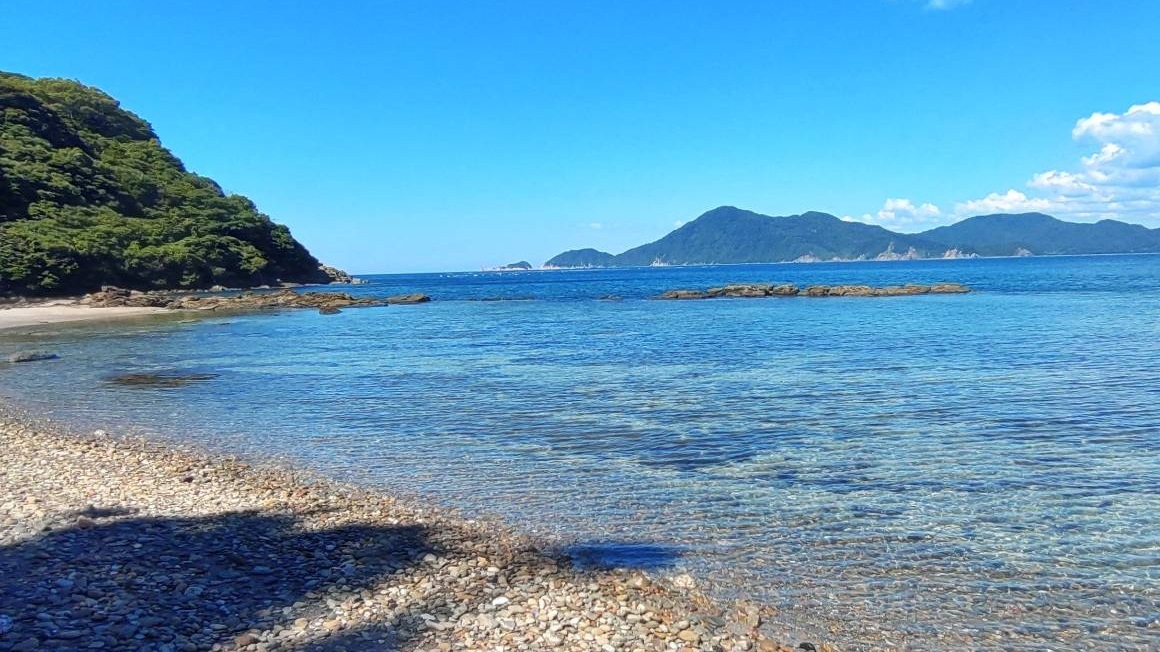 【ビーチ】北長門海岸国定公園にある当ホテルの遊歩道から続く海と砂浜