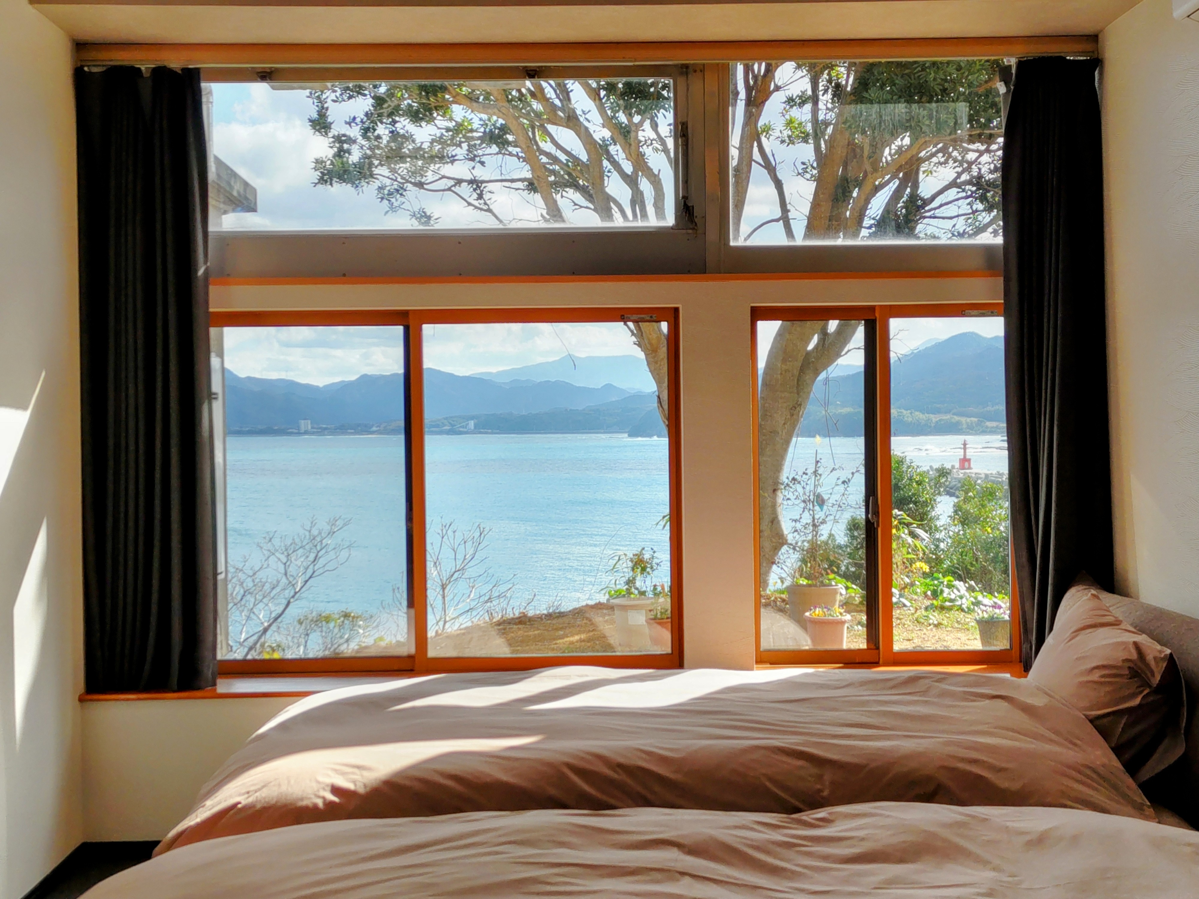 お部屋には、2人掛け革張りソファー、ウォークインクローゼット、フリーWiFi、65型ネット対応液晶TV、ウォシュレット、エアコン、ワイヤレススマホ充電器付き冷蔵庫、ポット、シャワールームが備え付け。