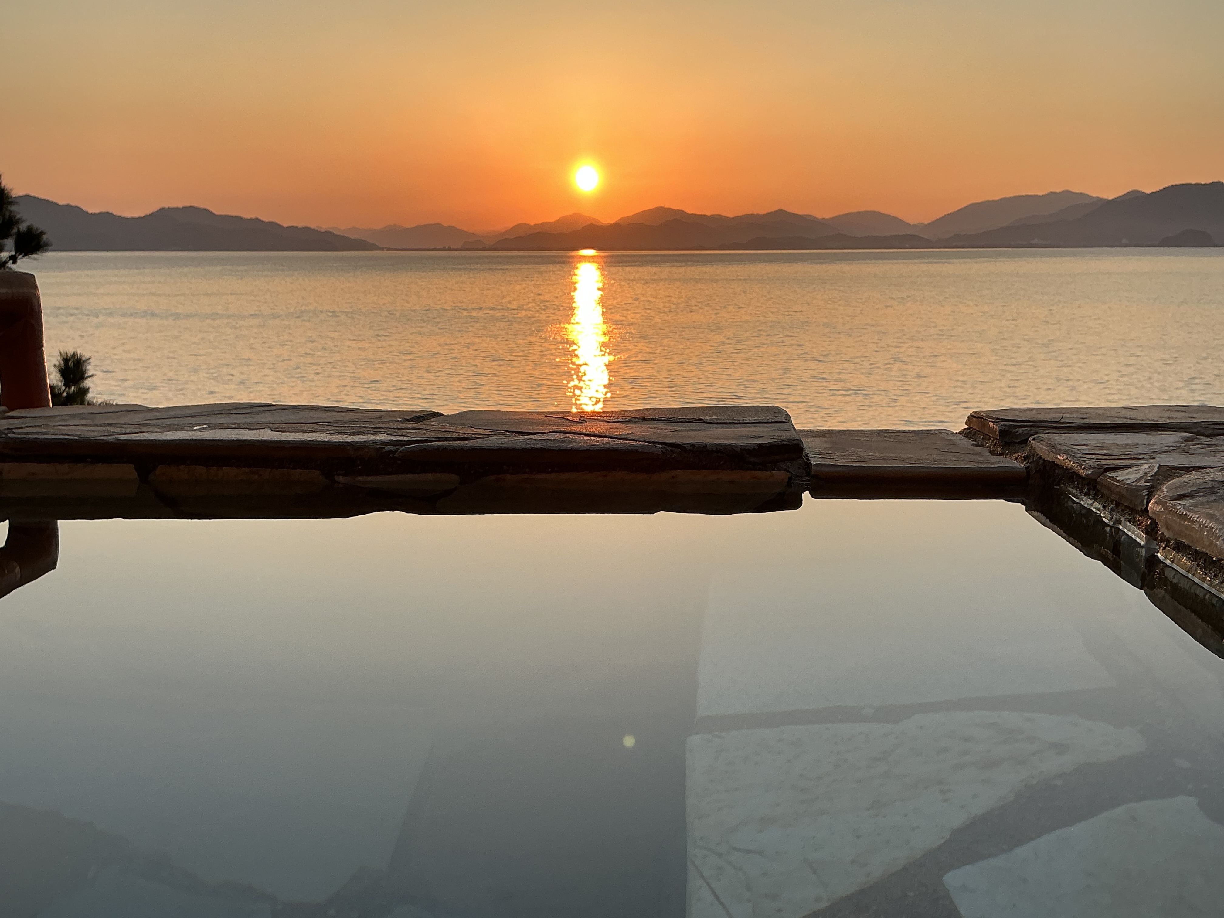 【サザエの湯／オーシャンビュー貸切展望露天風呂】まっすぐ伸びる光の道は幻想的な世界館