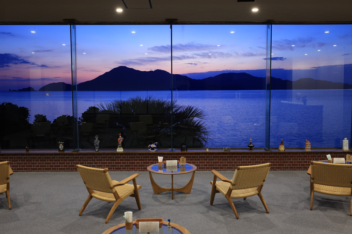 【海の見える展望ラウンジ】夜のラウンジは静寂が包み込みます。