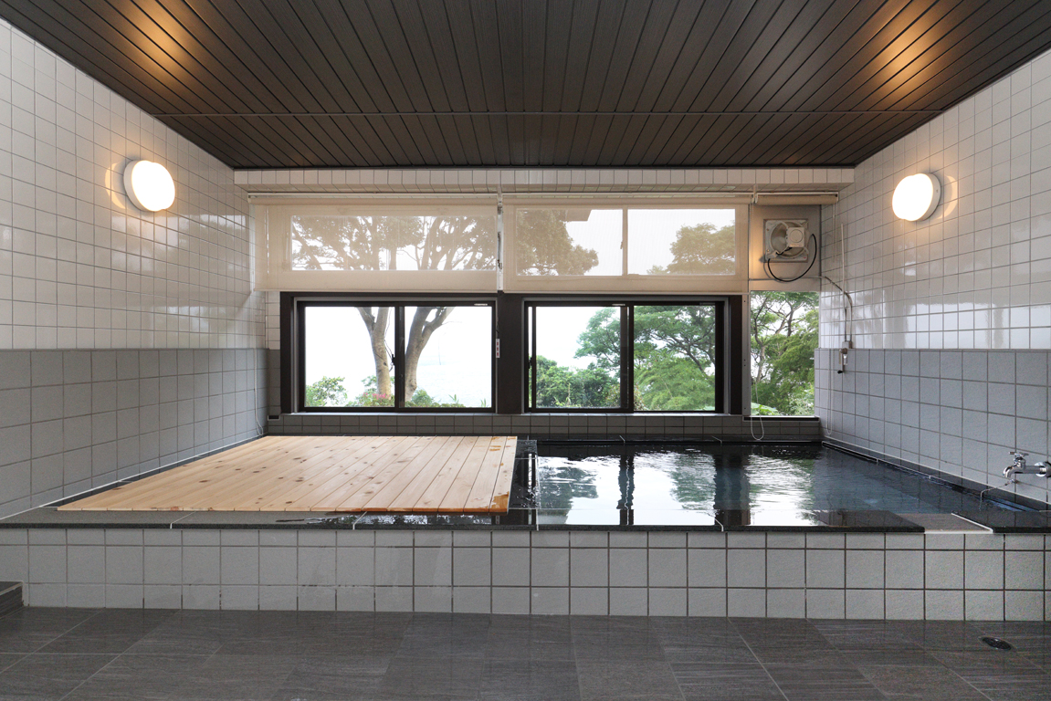 【貸切家族風呂】オーシャンビュー風呂。ご家族やグループでのご入浴に。こちらは温泉ではありません。