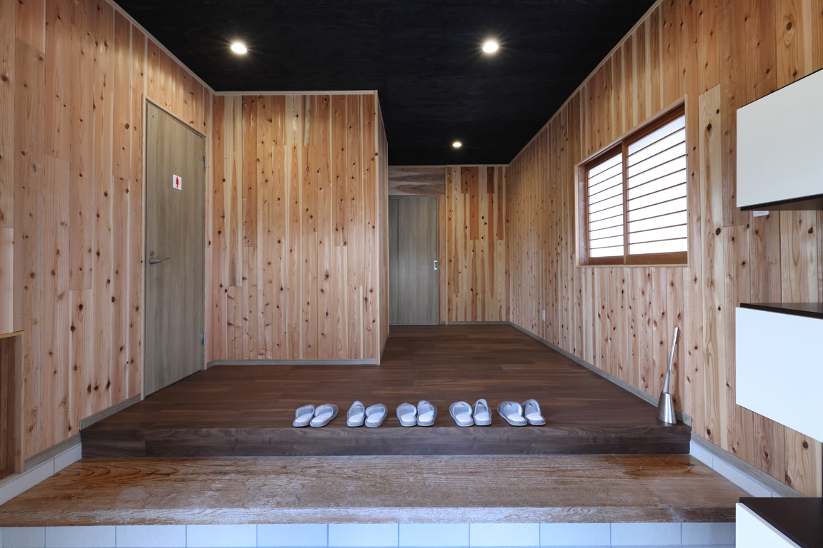 【グループルーム・別邸きわど庵】《ほしあかり》木のぬくもりが感じられる玄関です。