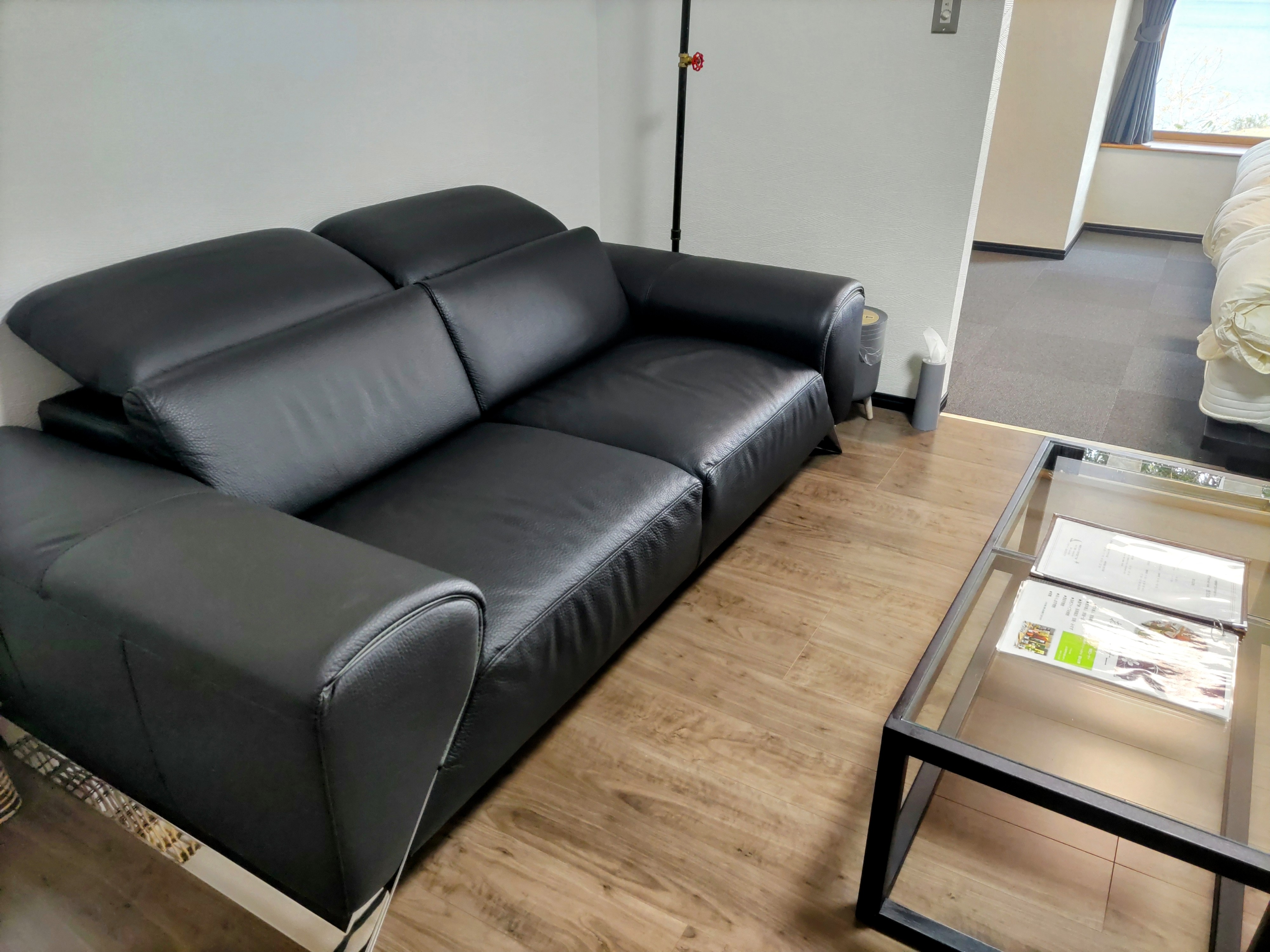 【海の見えるツインルーム】革製デザイナーズソファーを備えています。