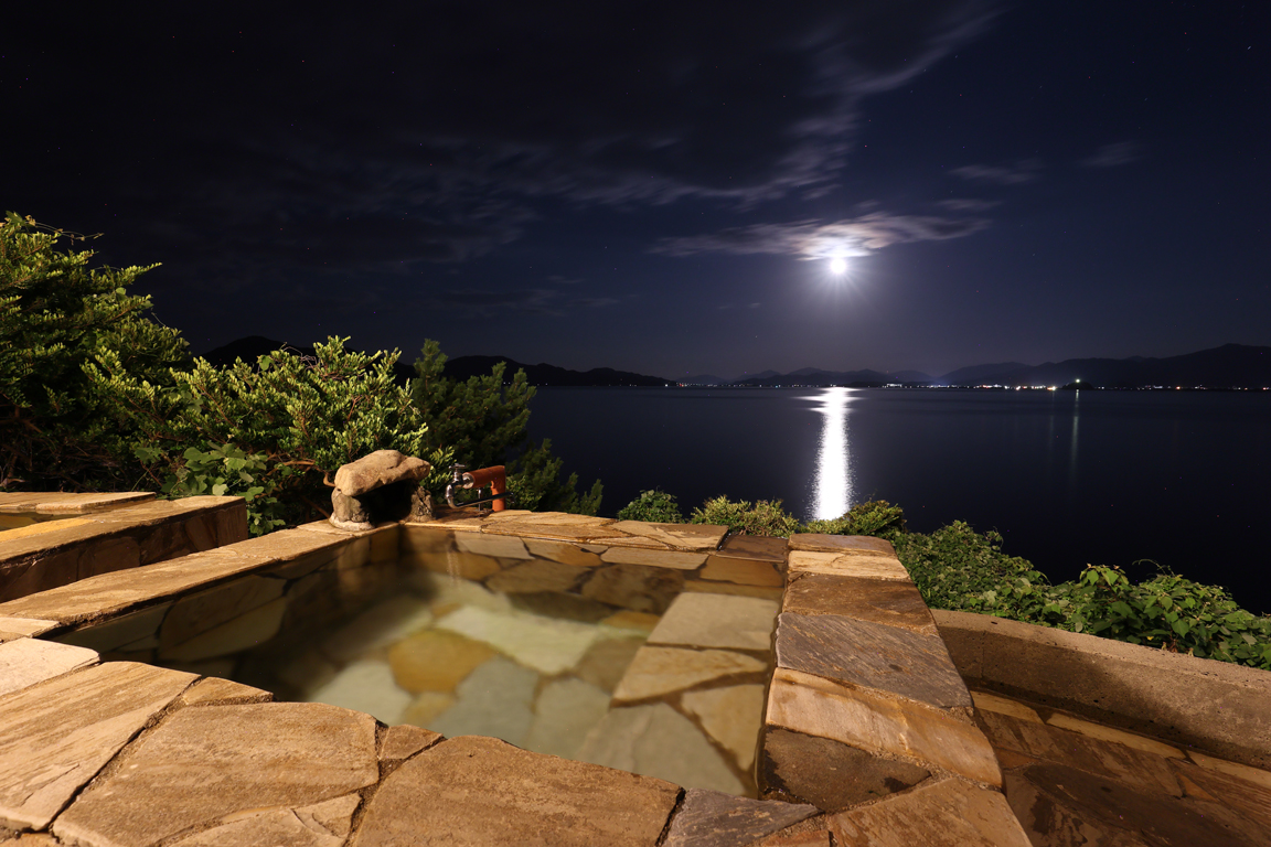 【サザエの湯／オーシャンビュー貸切展望露天風呂】晴れた日の夜は月明りと月光の道が見えることも。