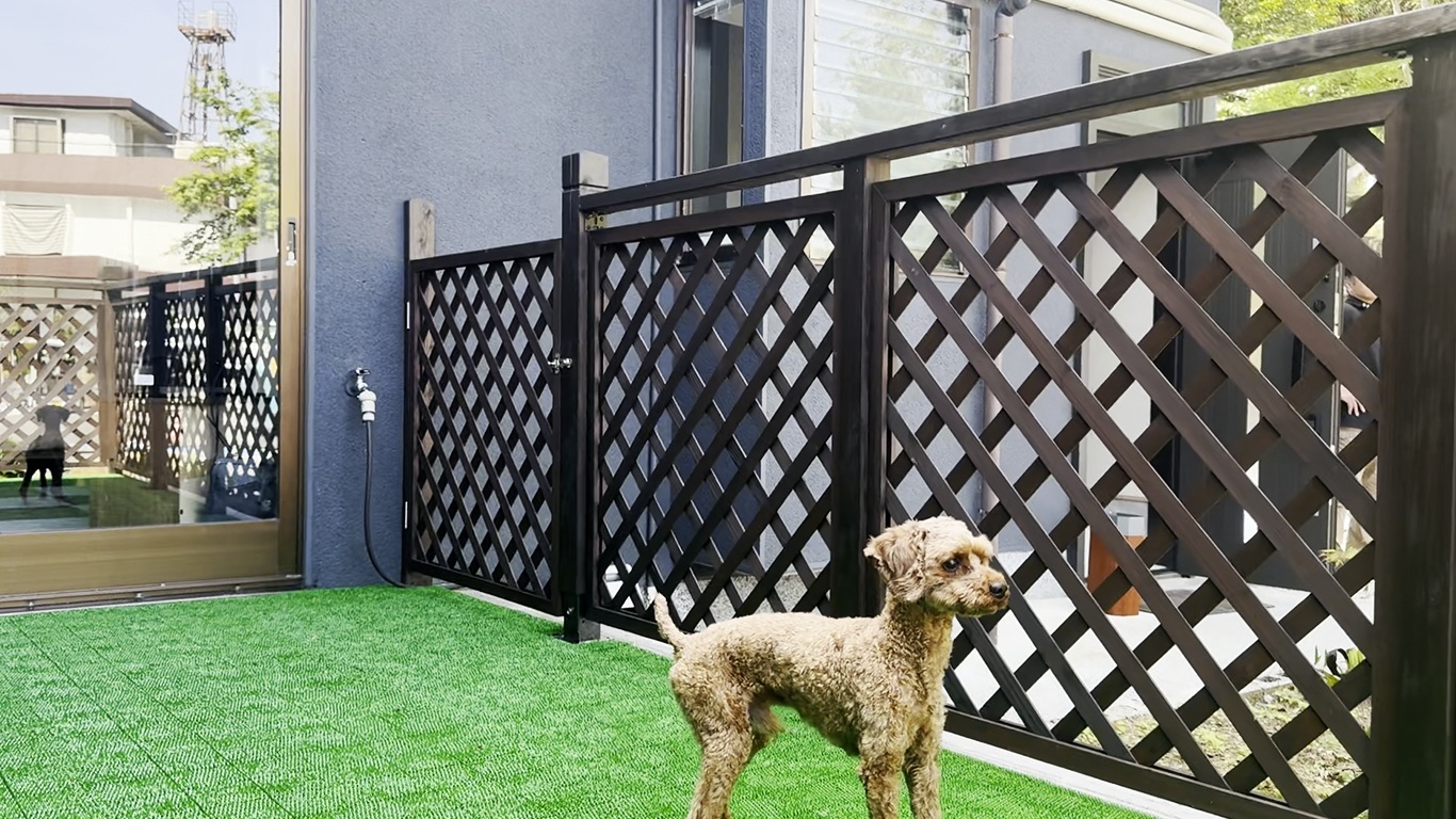 【ひだまり｜別邸きわど庵】愛犬と一緒に過ごせるウッドデッキで、心ほどけるひとときを。