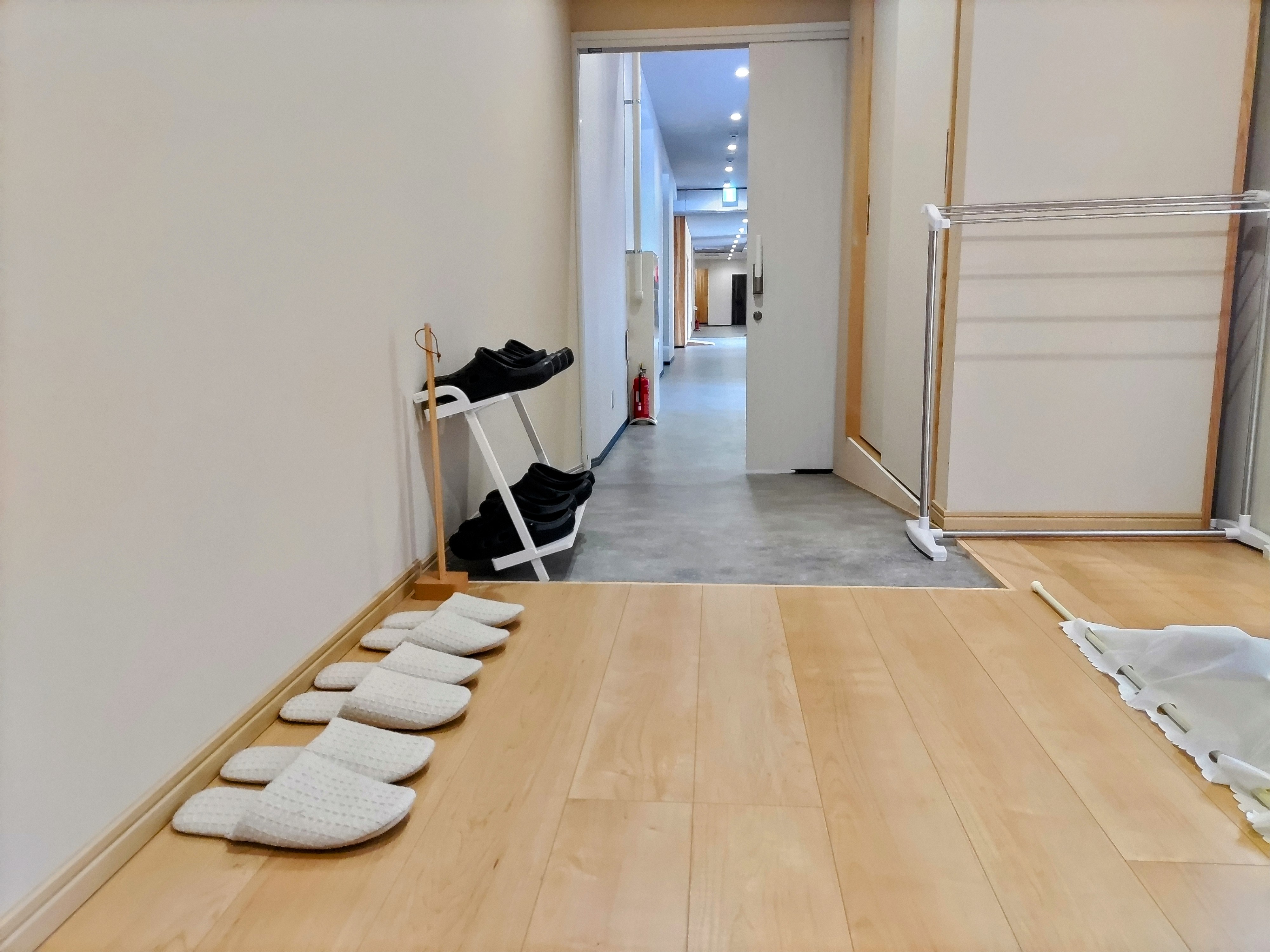 【ファミリー和洋室】入り口もスロープになっていますので車いすも入れます。