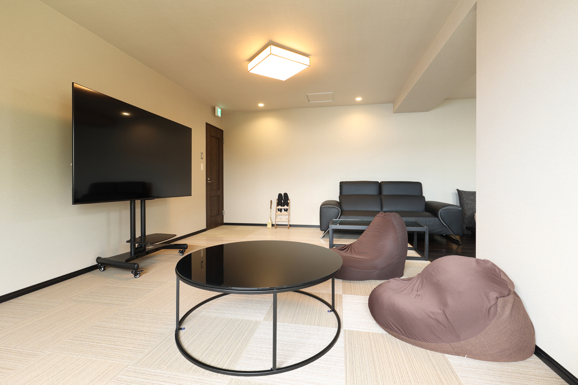 【悠久の季オーシャンスイート】畳調の床を敷いた和モダンリビング。お子様たちに人気。