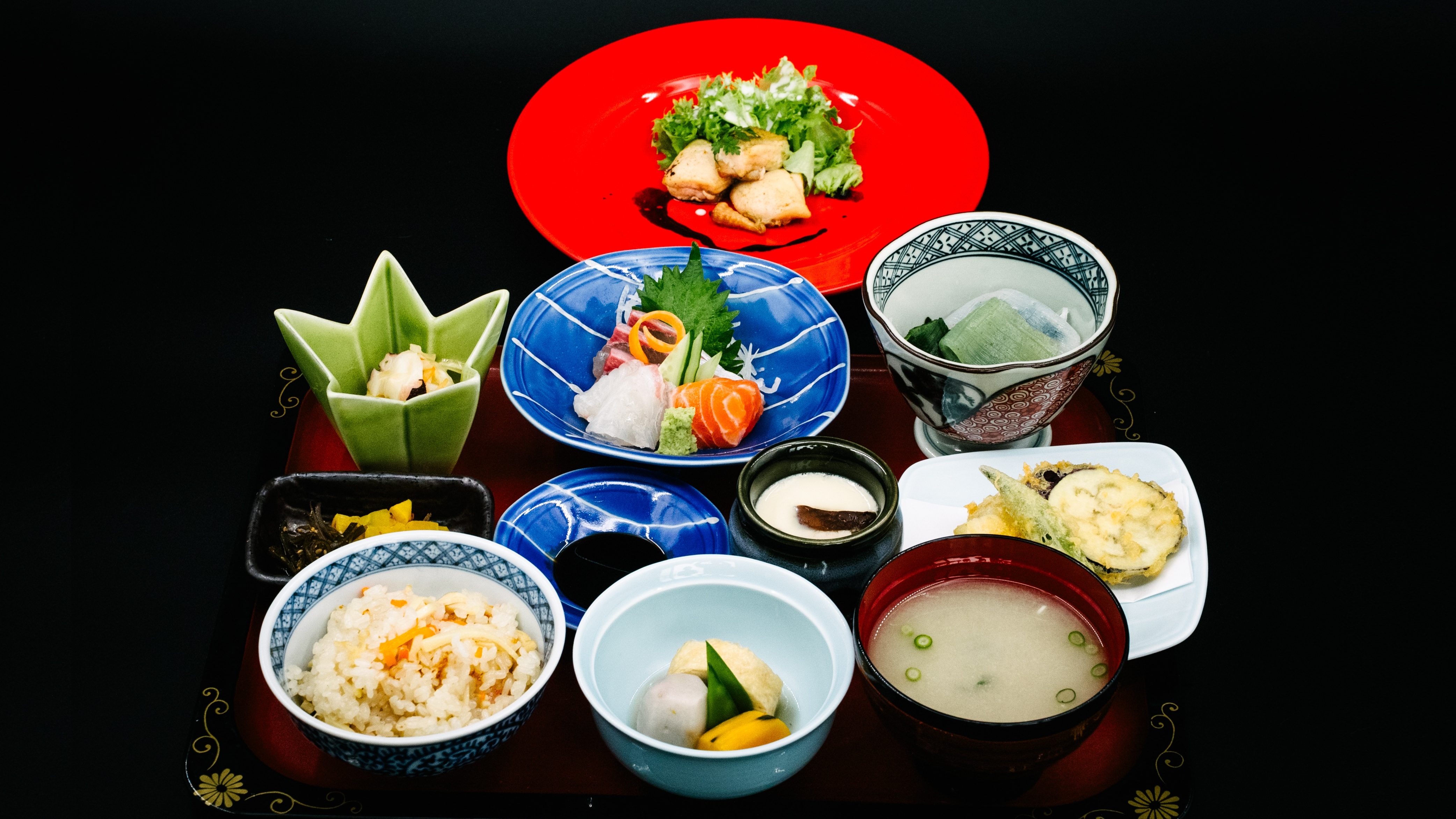 【彩り御膳イメージ】日本海の幸と旬材を使い、丁寧に仕立てた和食膳です（御膳形式）