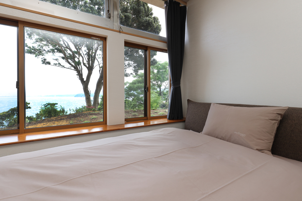 【海の見えるツインルーム】ベッドから見える海はまさに絶景です。