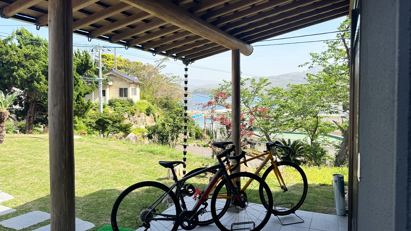 【ほしあかり｜別邸きわど庵】屋根付きの屋外に自転車を停めることができます。
