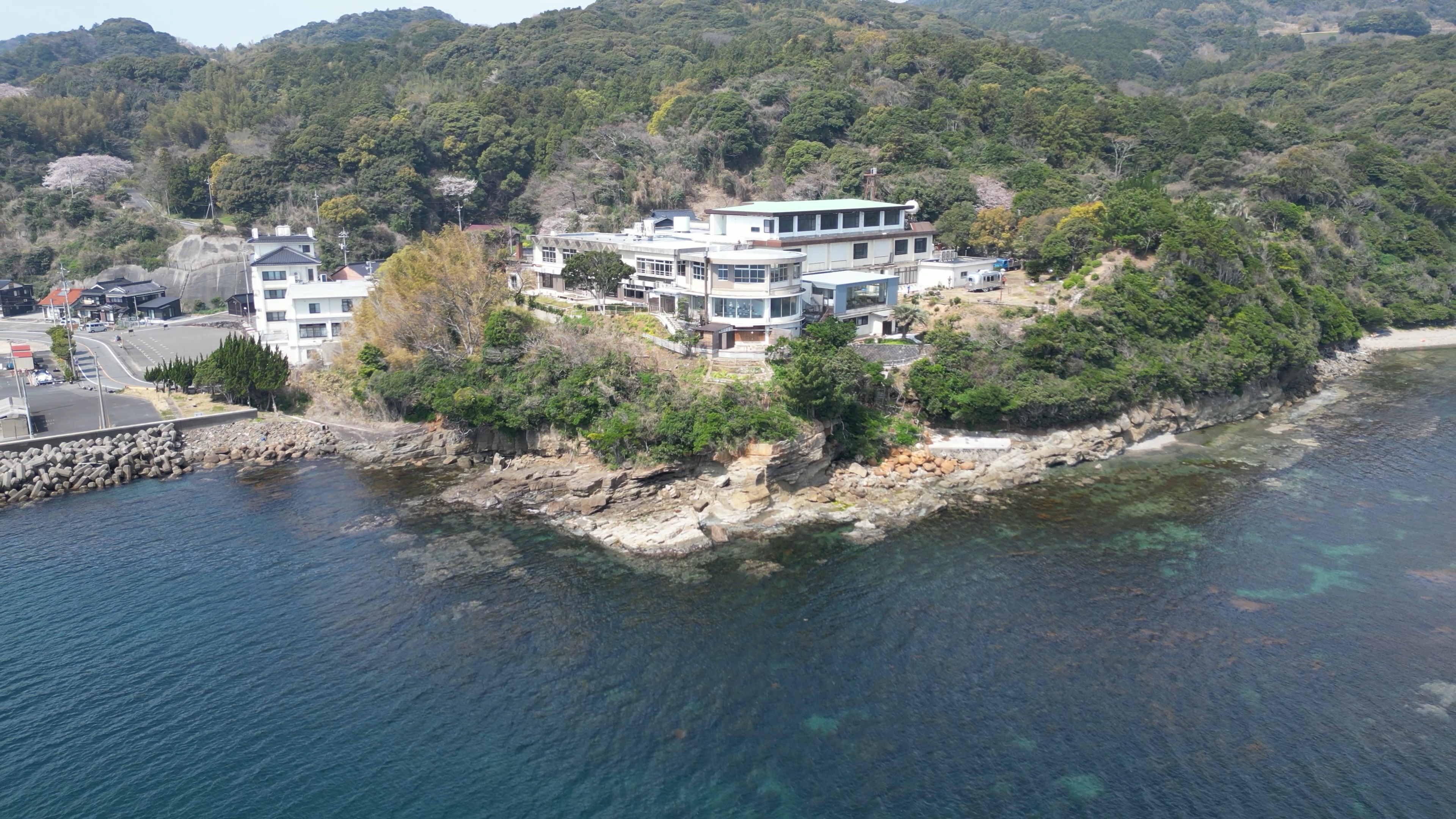 【外観】ドローンによる空撮。北長門海岸国定公園の高台にあります。