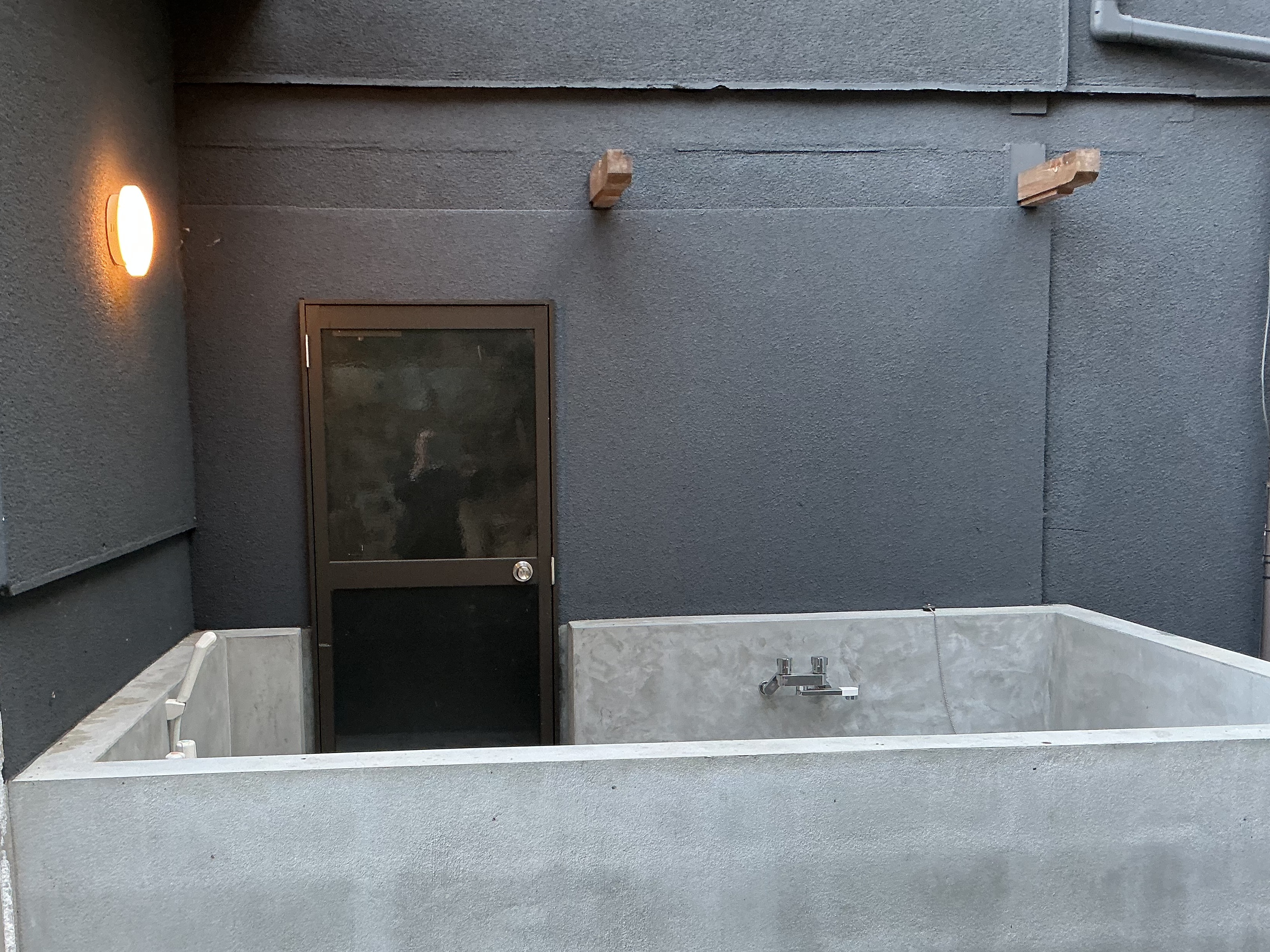 【ペットフレンドリールーム・別邸きわど庵】お部の外にはペット専用バススペース。