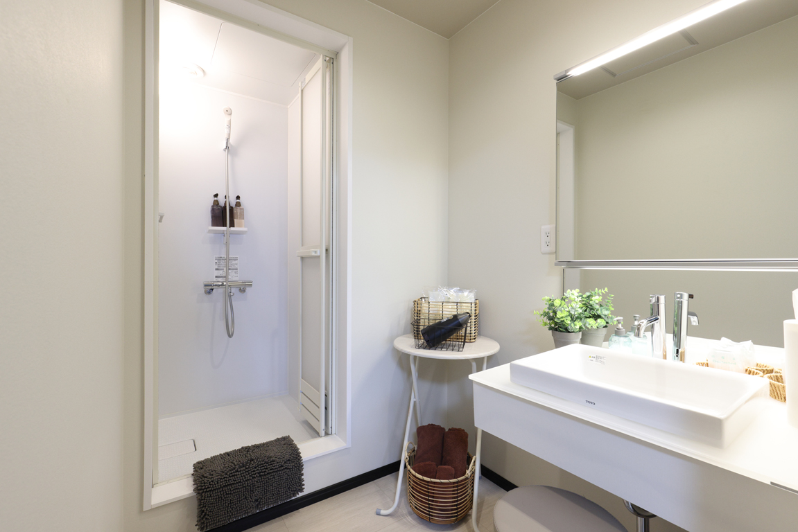 【海の見えるツインルーム】スタイリッシュな洗面台とシャワールームを備えています。