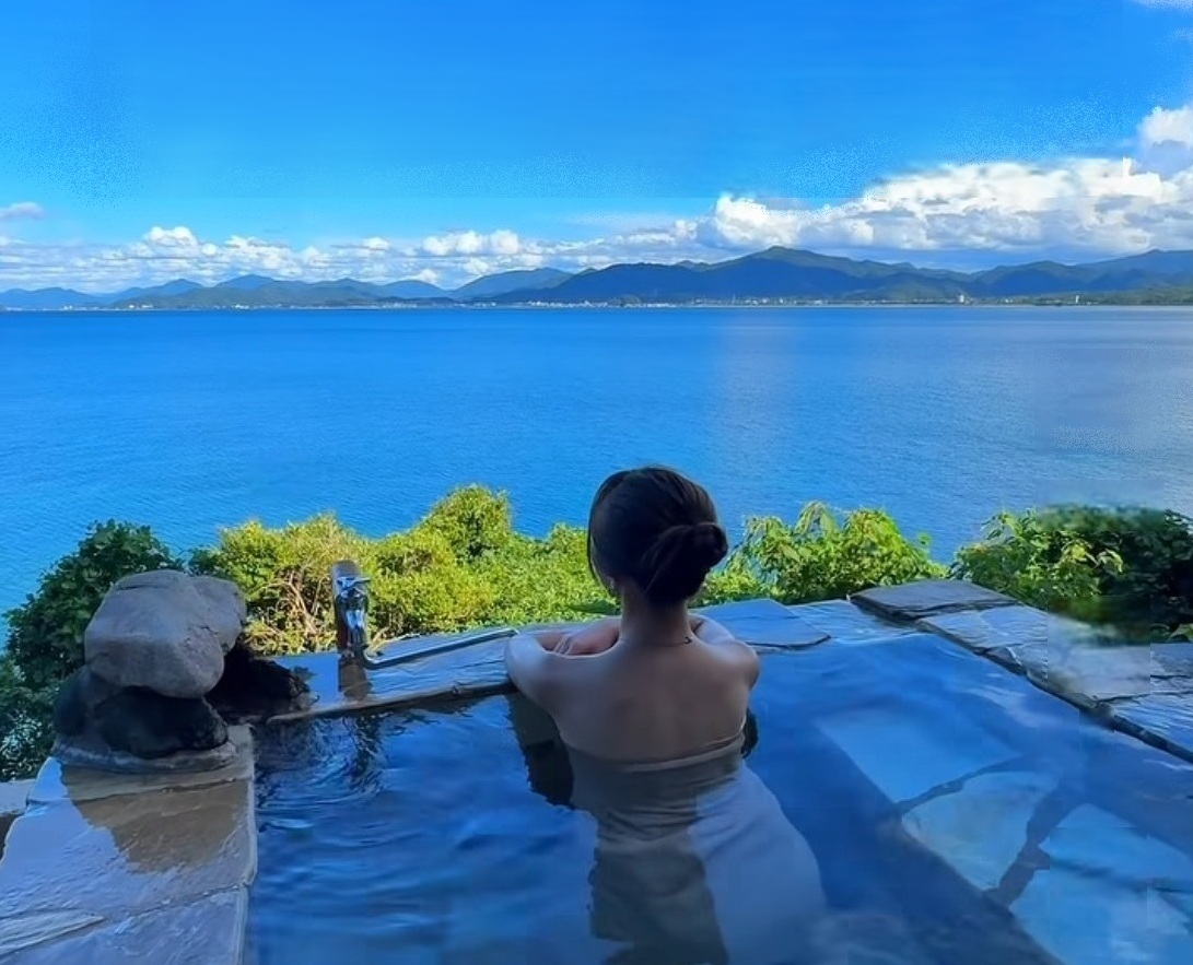 【サザエの湯／オーシャンビュー貸切展望露天風呂】サザエさんに登場した、贅沢なかけ流し温泉。