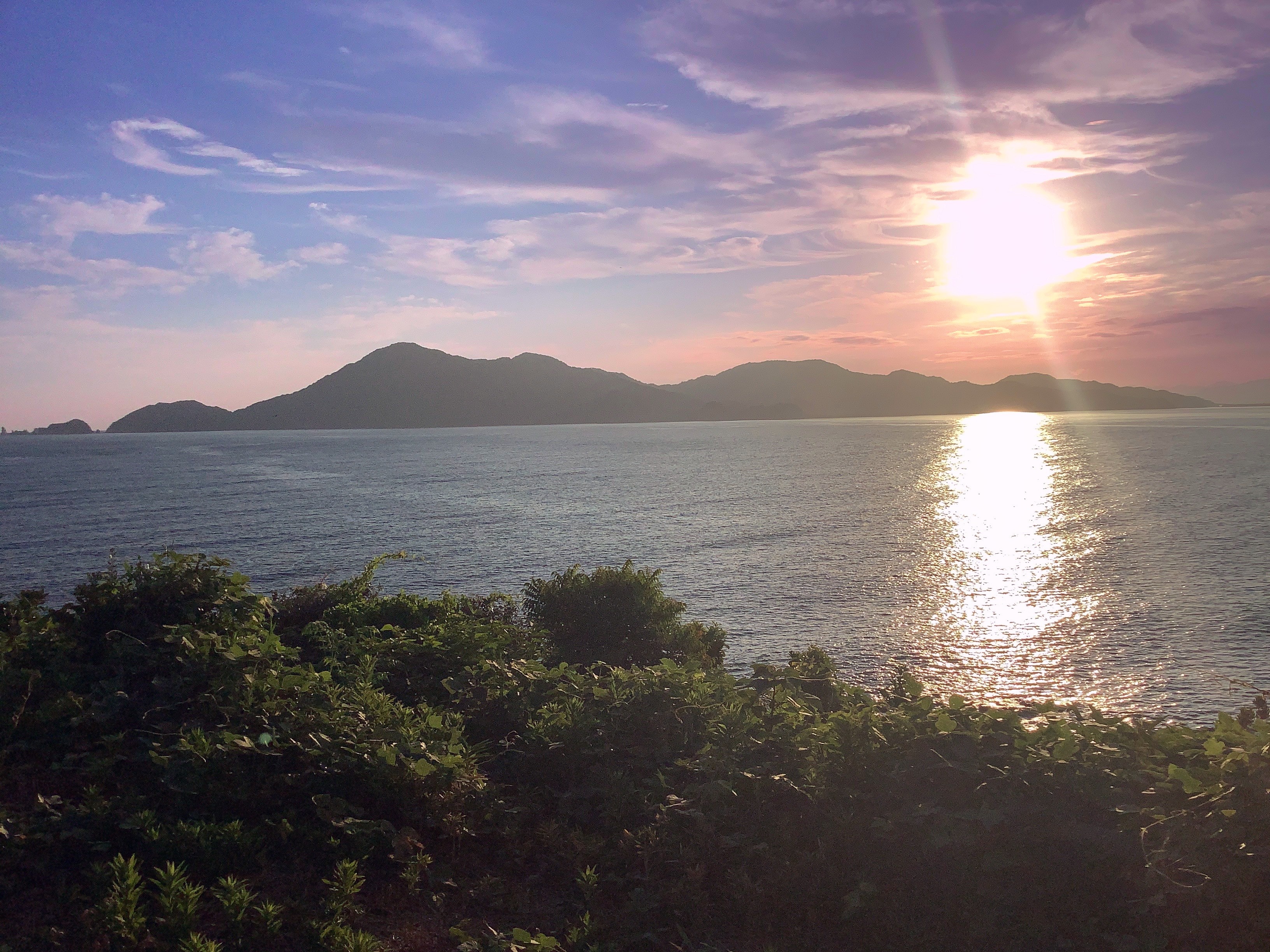 【ホテルからの眺め】ホテルから見える朝日は海に光の道を導きます。