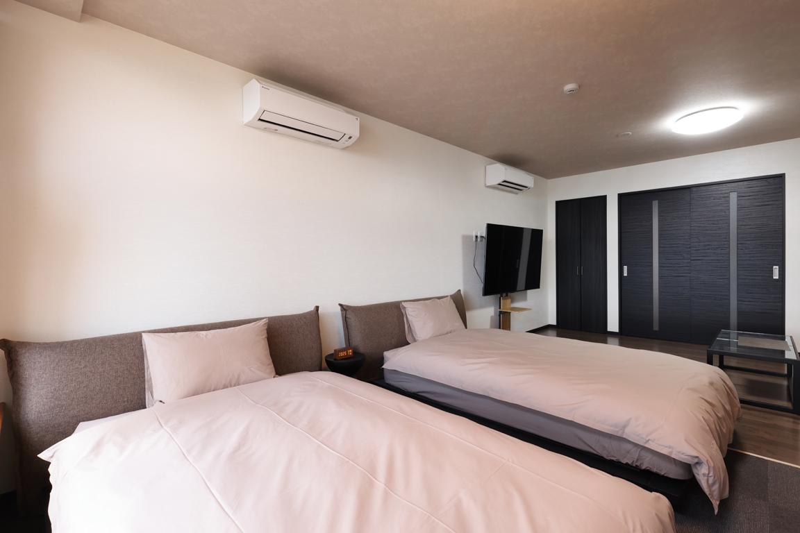 【海の見えるツインルーム】ウォークインクローゼットやソファも設置しています。