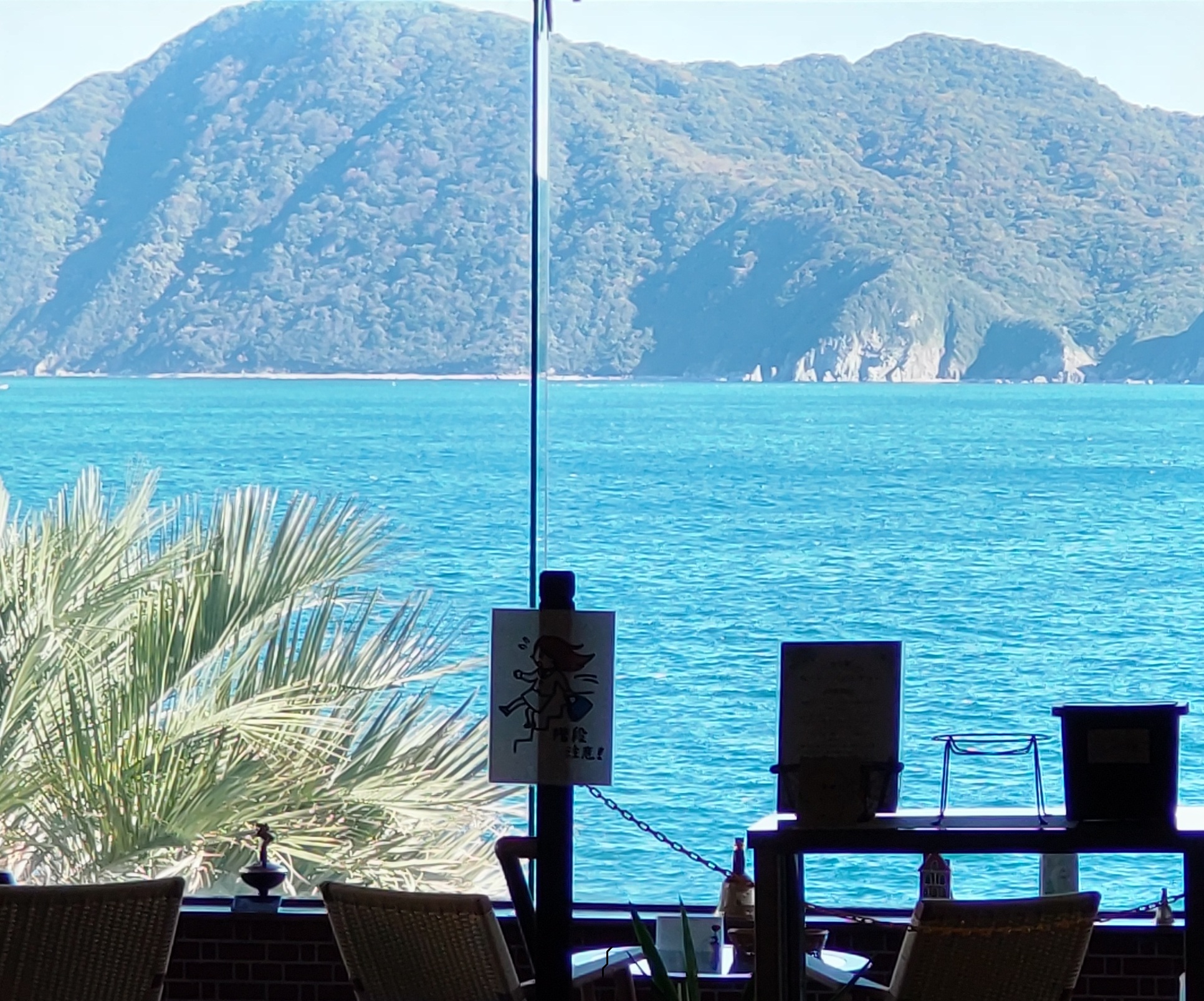 【海の見える展望ラウンジ】エメラルドブルーの日本海はまるで絵画のよう。