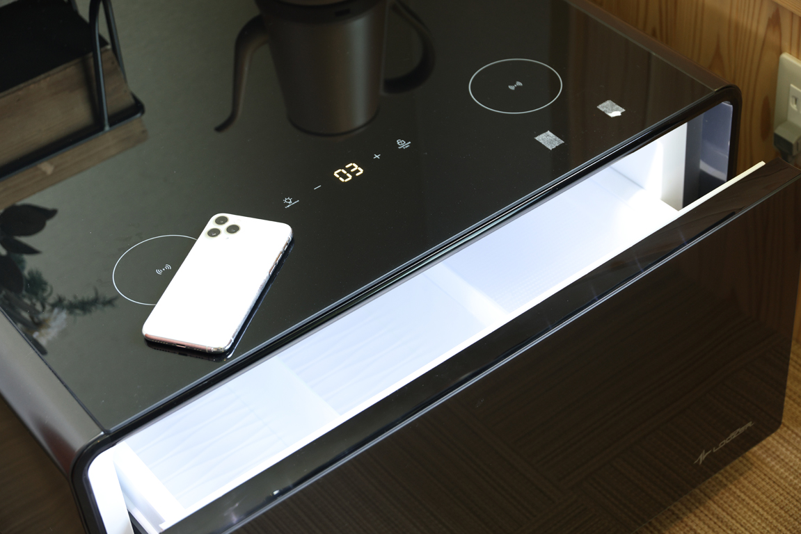 本館のお部屋にはスタイリッシュなスマホ充電器付き冷蔵庫を備えています。