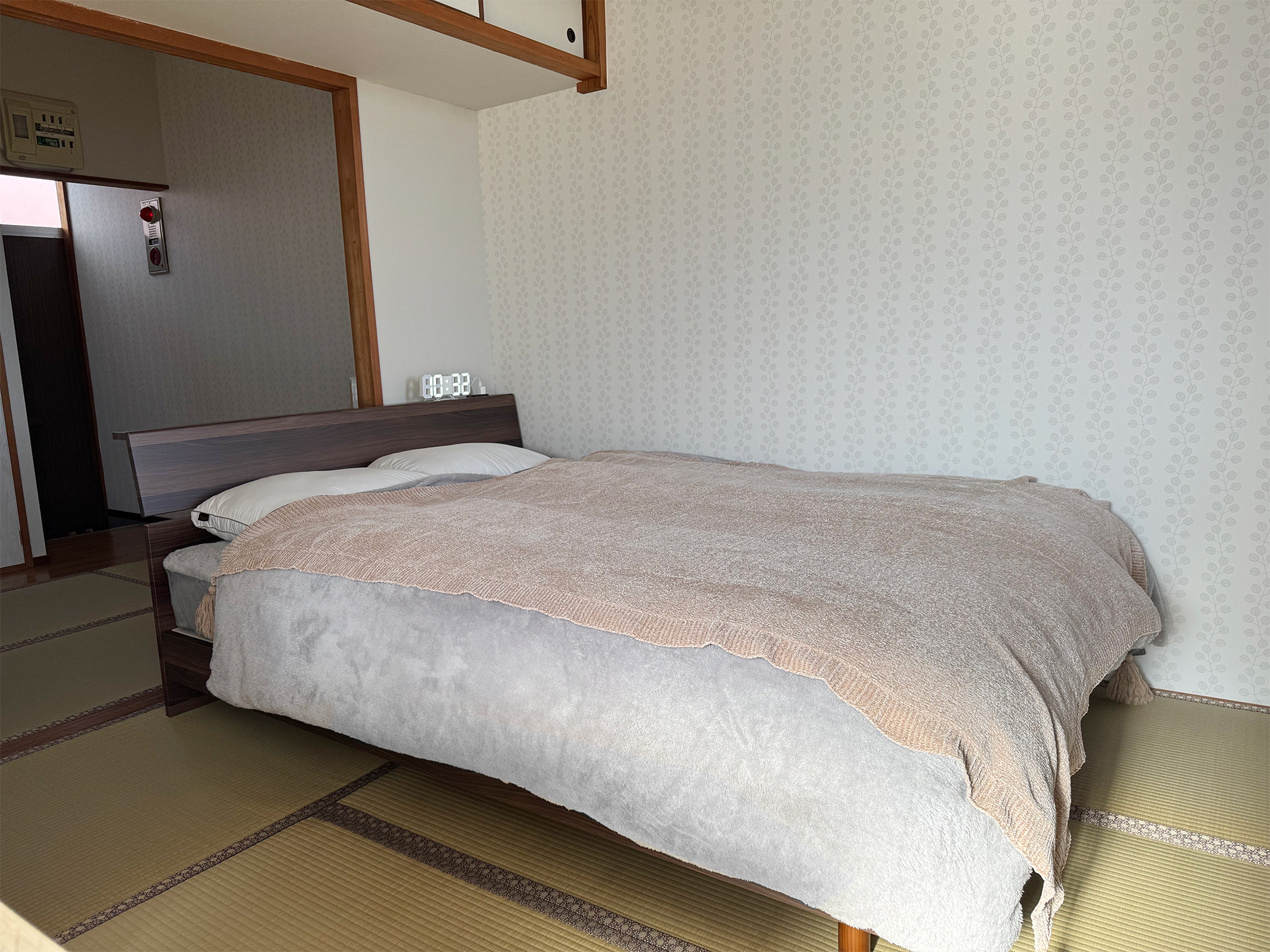 ダブルベットをご用意しております。そのほかに敷布団もご用意しております。