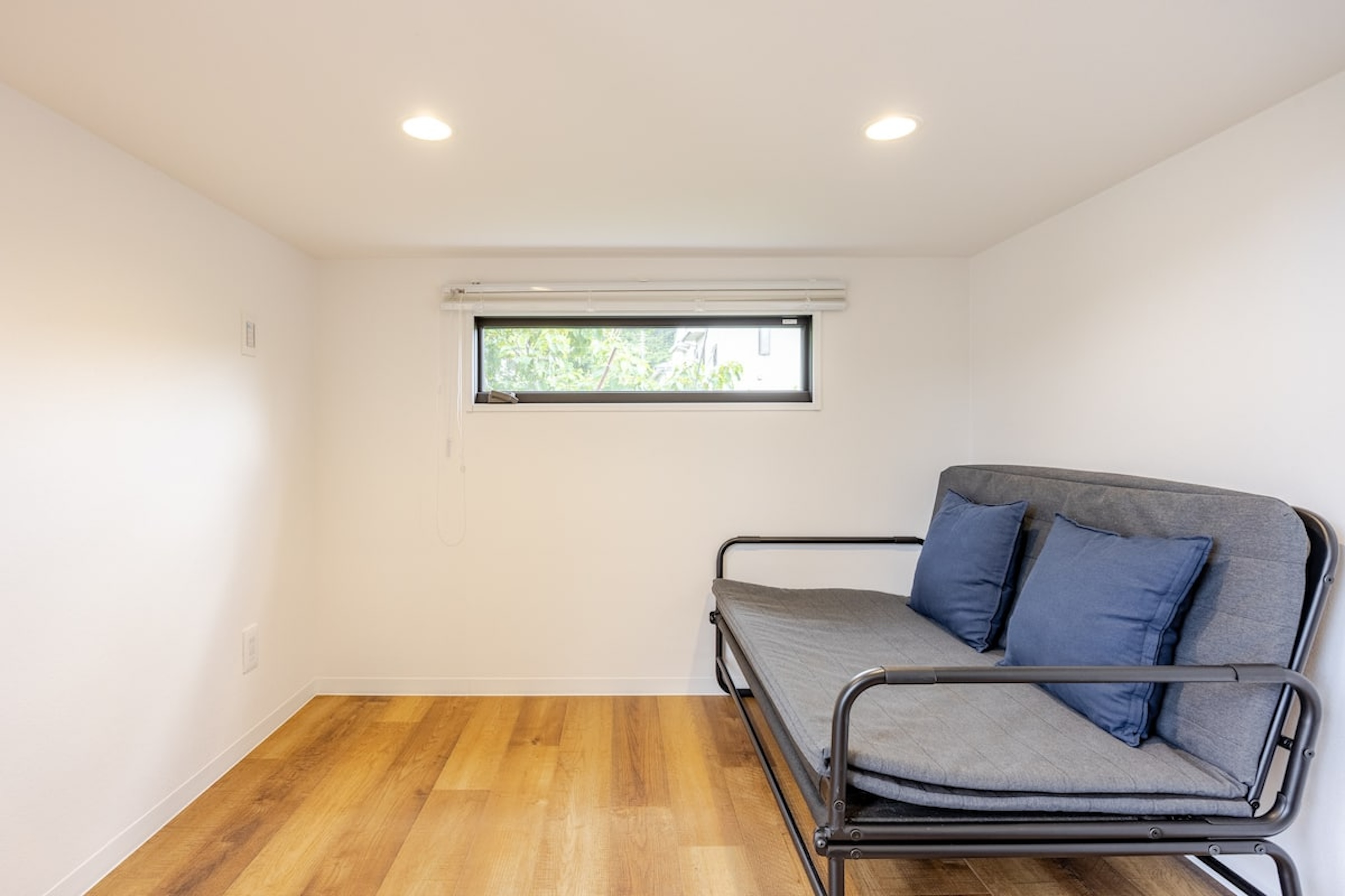 居室：ロフト下ソファベッド（小型棟）